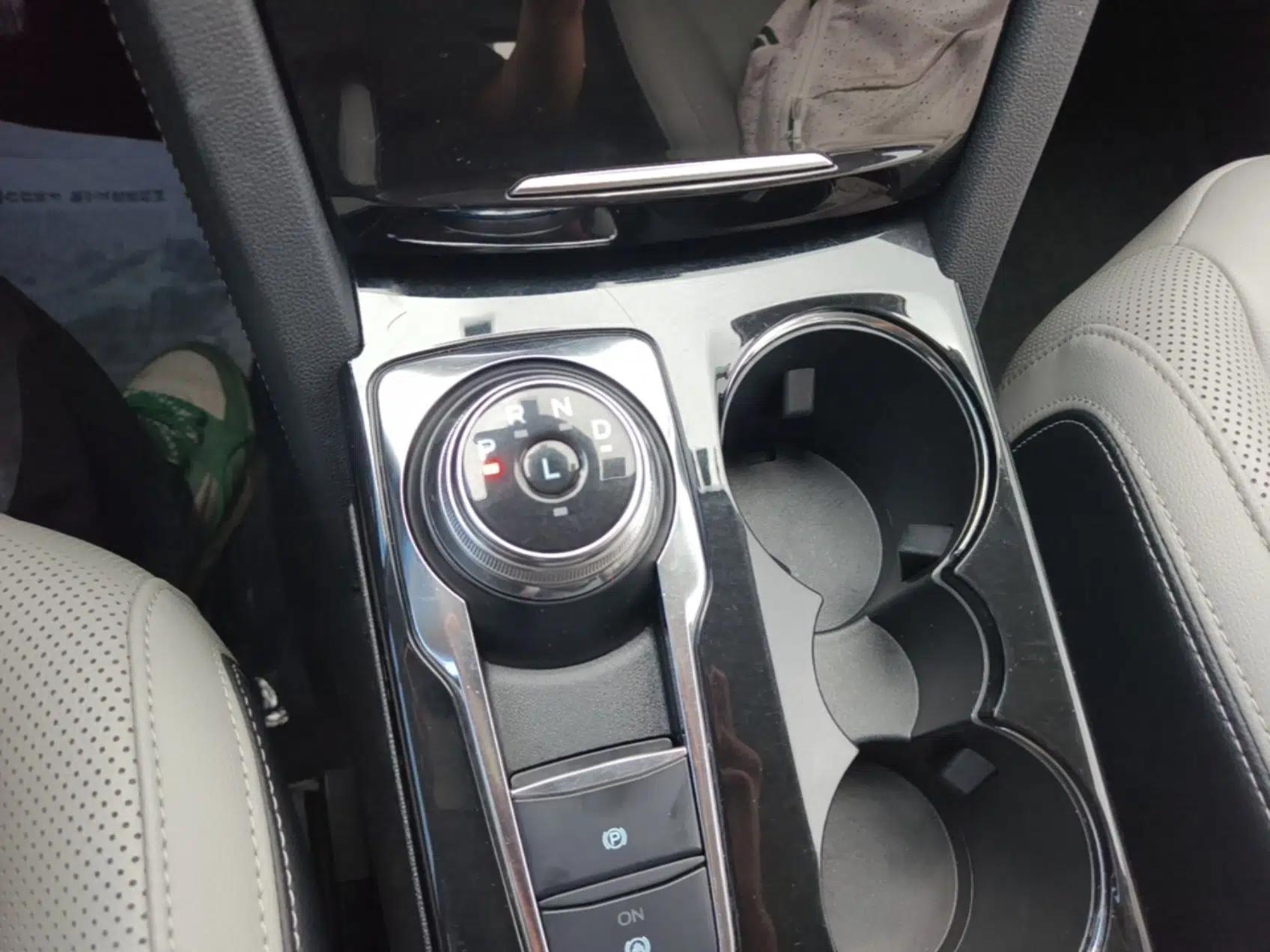 Ford Escape 2020 EcoBoost 245 Two-Wheel-Drive Titanium Edition — миниатюра 17
