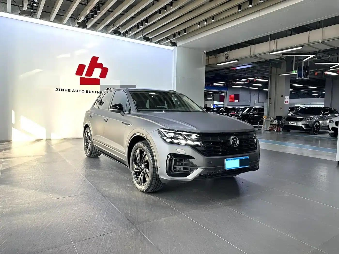 2023 Touareg 3.0TSI Sport Edition with Volcanic Rock Paint — миниатюра 3