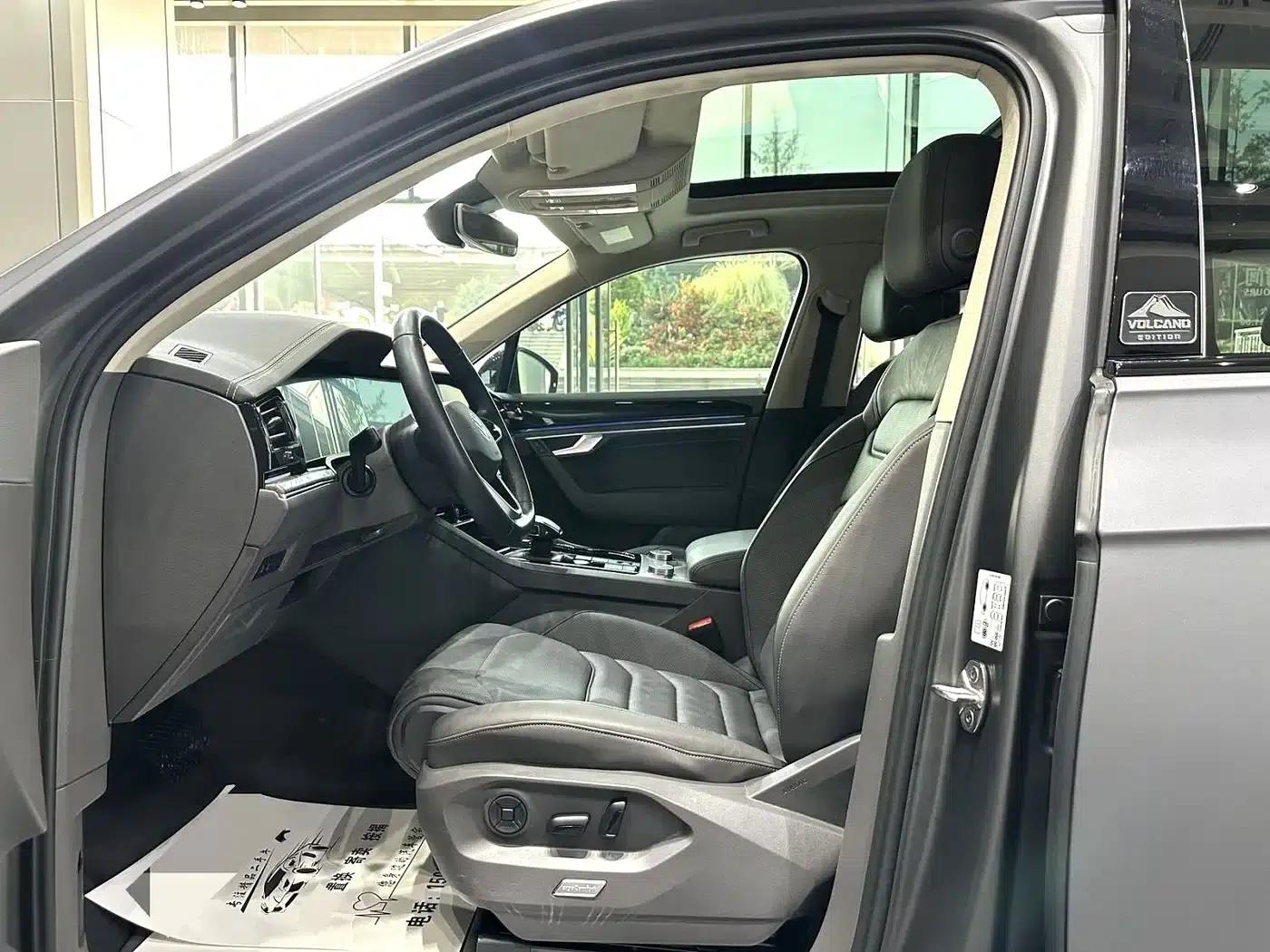 2023 Touareg 3.0TSI Sport Edition with Volcanic Rock Paint — миниатюра 5