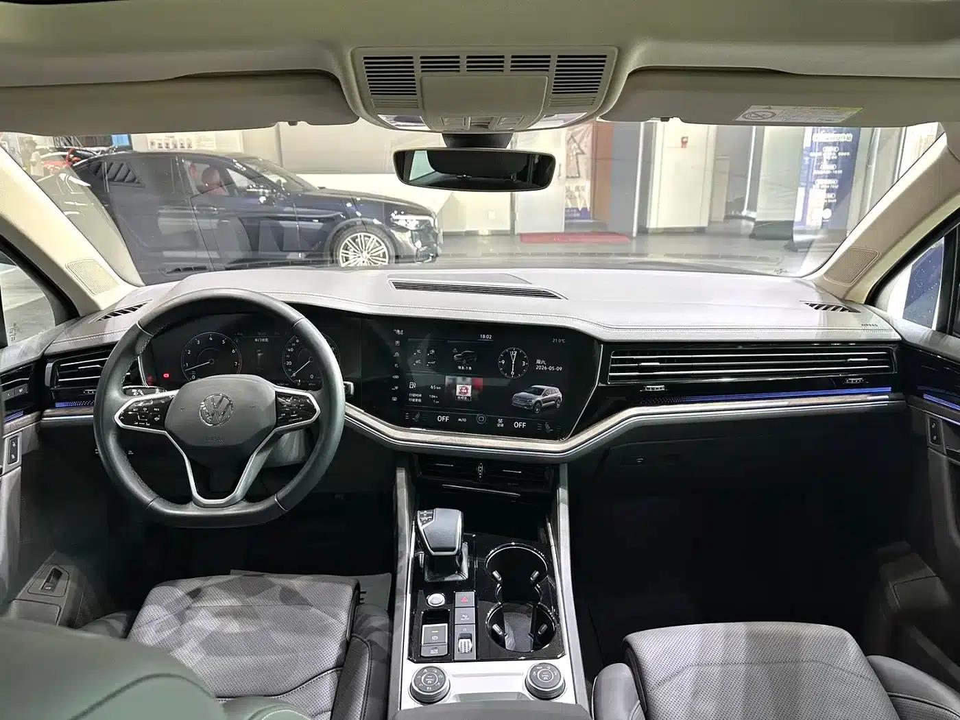 2023 Touareg 3.0TSI Sport Edition with Volcanic Rock Paint — миниатюра 6