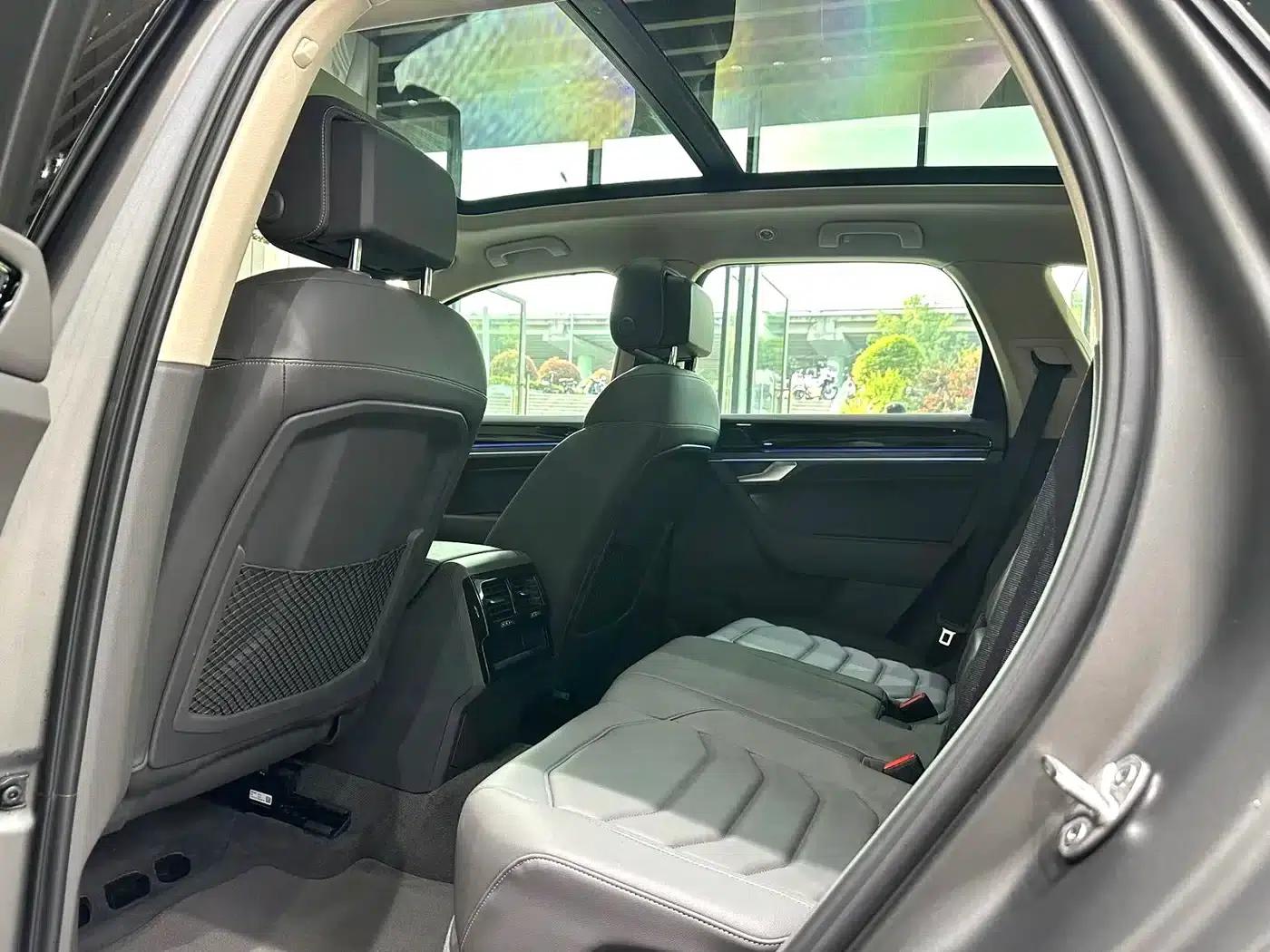 2023 Touareg 3.0TSI Sport Edition with Volcanic Rock Paint — миниатюра 9