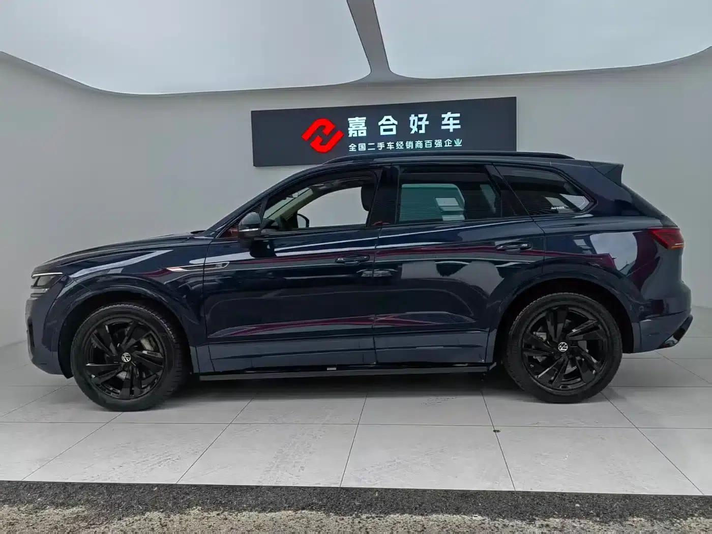 2023 Volkswagen Touareg 3.0TSI R-Line, Obsidian Black Sport Package — миниатюра 3