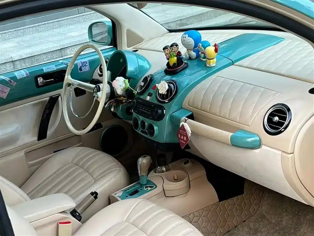 2010 Volkswagen Beetle 1.8T BlackOrange Luxury Edition — миниатюра 4