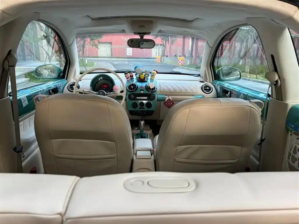 2010 Volkswagen Beetle 1.8T BlackOrange Luxury Edition — миниатюра 7