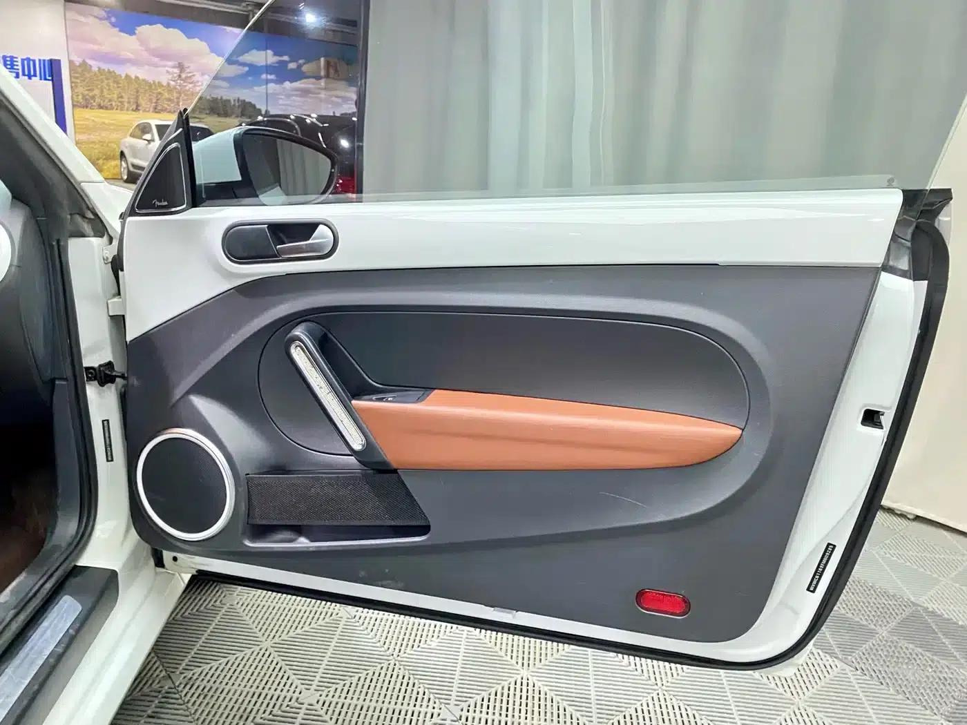 2013 Volkswagen Beetle 1.4TSI Fender Rock Edition — миниатюра 12