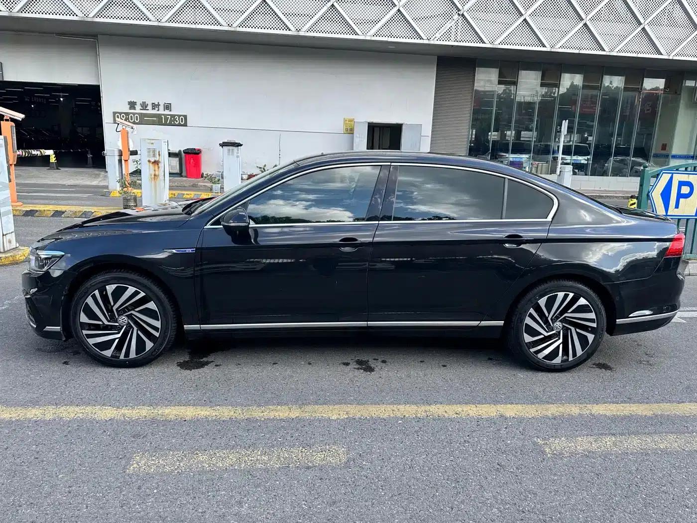 2020 Volkswagen Passat GTE Plug-in Hybrid GTE Luxury Edition — миниатюра 3