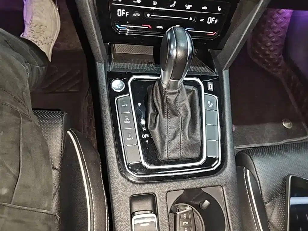 2022 Volkswagen Passat GTE Plug-in Hybrid GTE Luxury Model — миниатюра 14