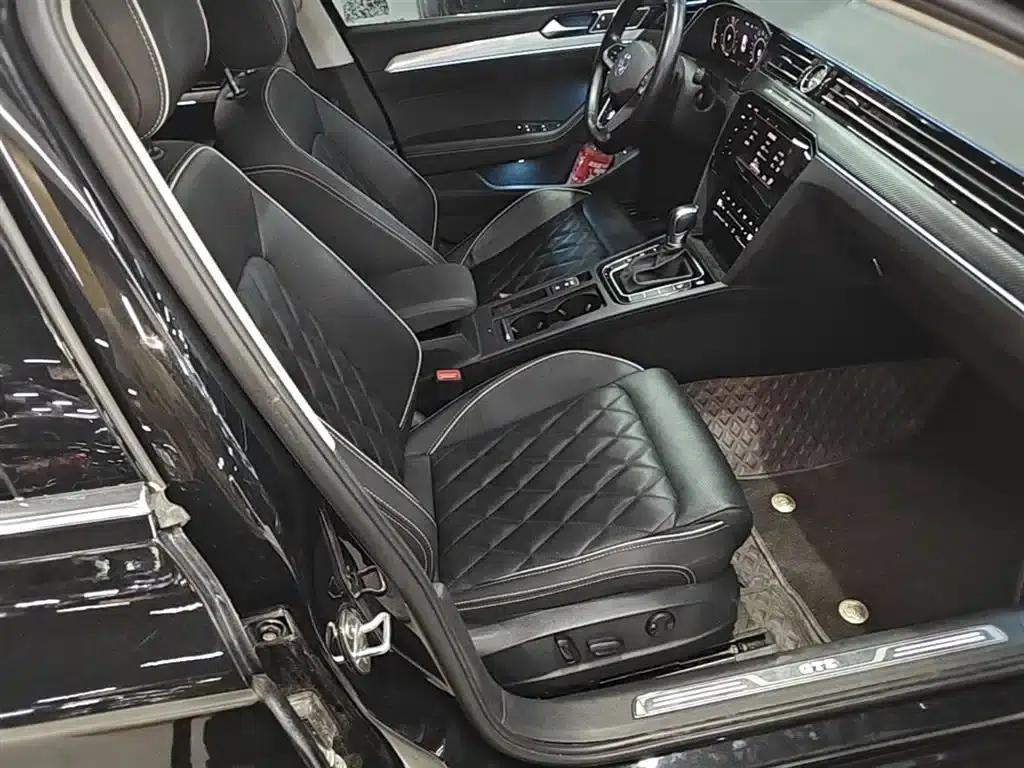 2022 Volkswagen Passat GTE Plug-in Hybrid GTE Luxury Model — миниатюра 25