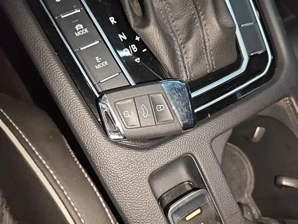 2022 Volkswagen Passat GTE Plug-in Hybrid GTE Luxury Model — миниатюра 9