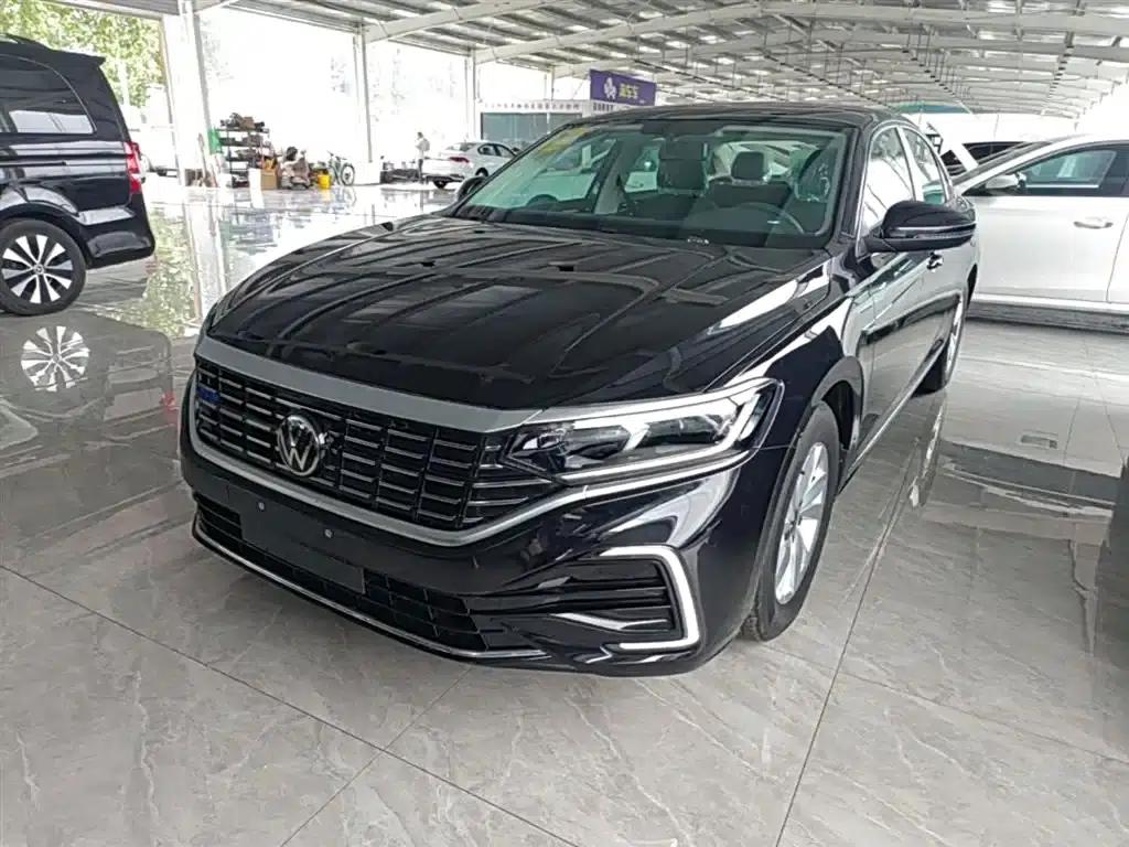 2025 Volkswagen Passat Plug-in Hybrid 430PHEV Hybrid Business Edition — миниатюра 1