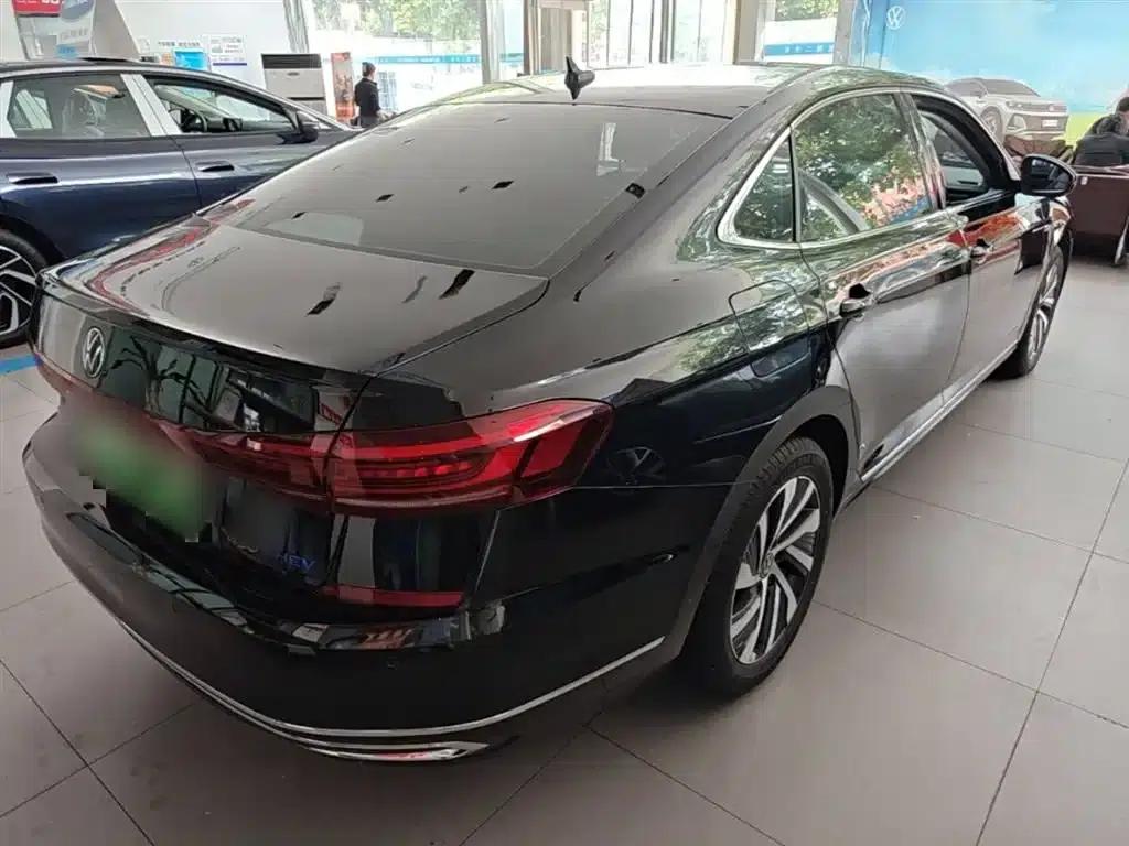 2022 Volkswagen Passat Plug-in Hybrid 430PHEV Hybrid Elite Edition — миниатюра 7