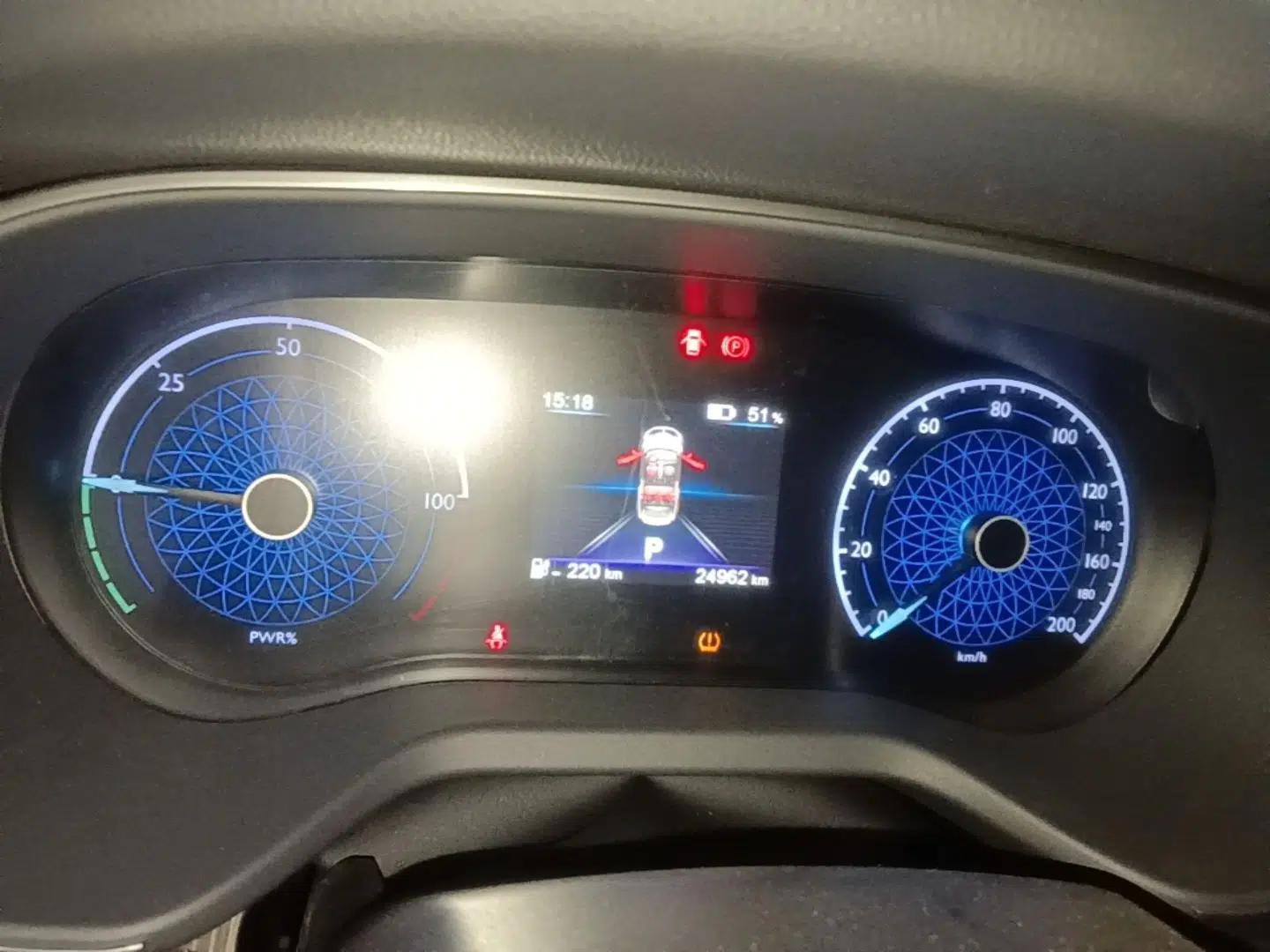 Hongqi E-QM5 2022 431 km Charge & Enjoy Edition — миниатюра 15