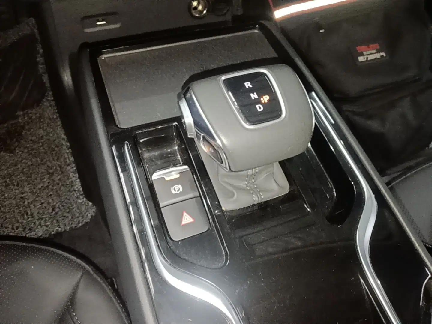 Hongqi E-QM5 2022 431 km Charge & Enjoy Edition — миниатюра 17