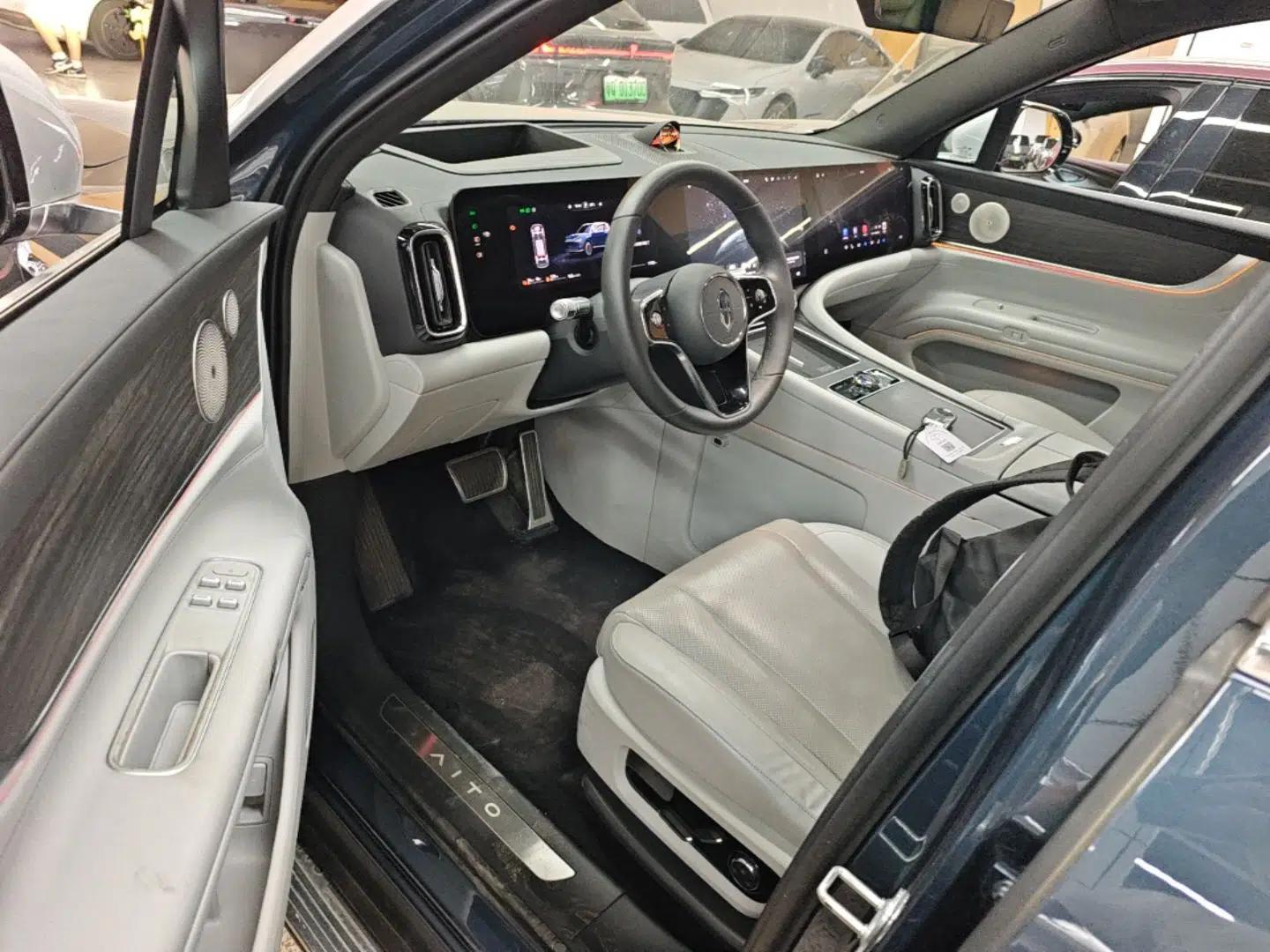 Hima AITO M9 2024 Range-Extended Ultra Version 42 kWh 6-Seater Model — миниатюра 19