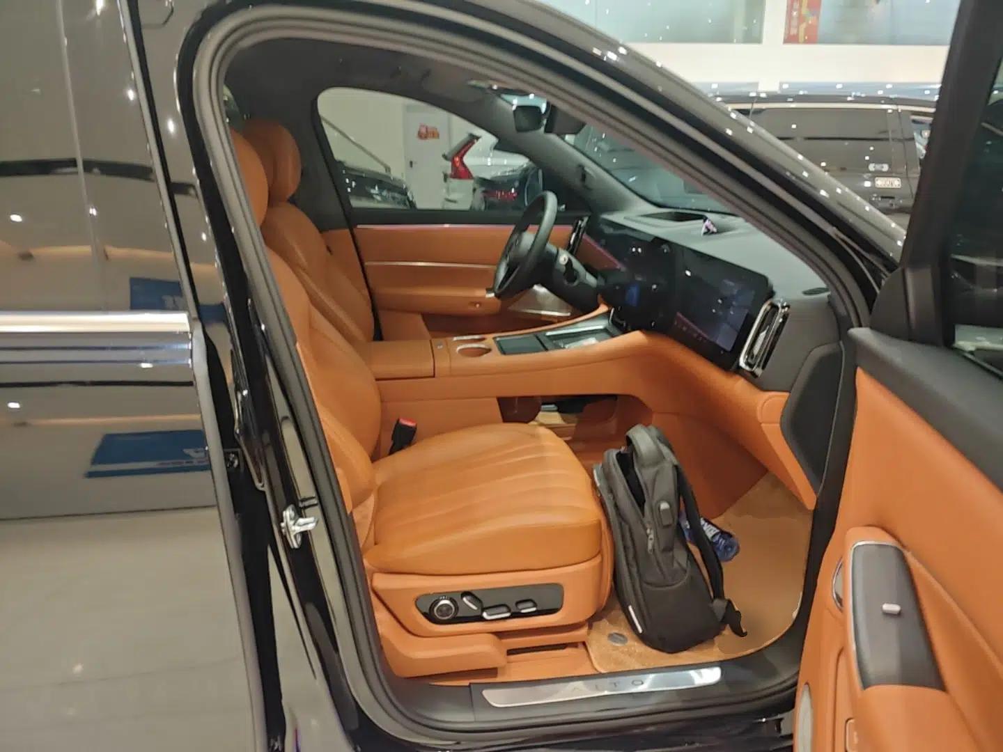 Hima AITO M8 2025 Extended-Range Max+ Version 53.4 kWh 6-Seater Edition — миниатюра 23