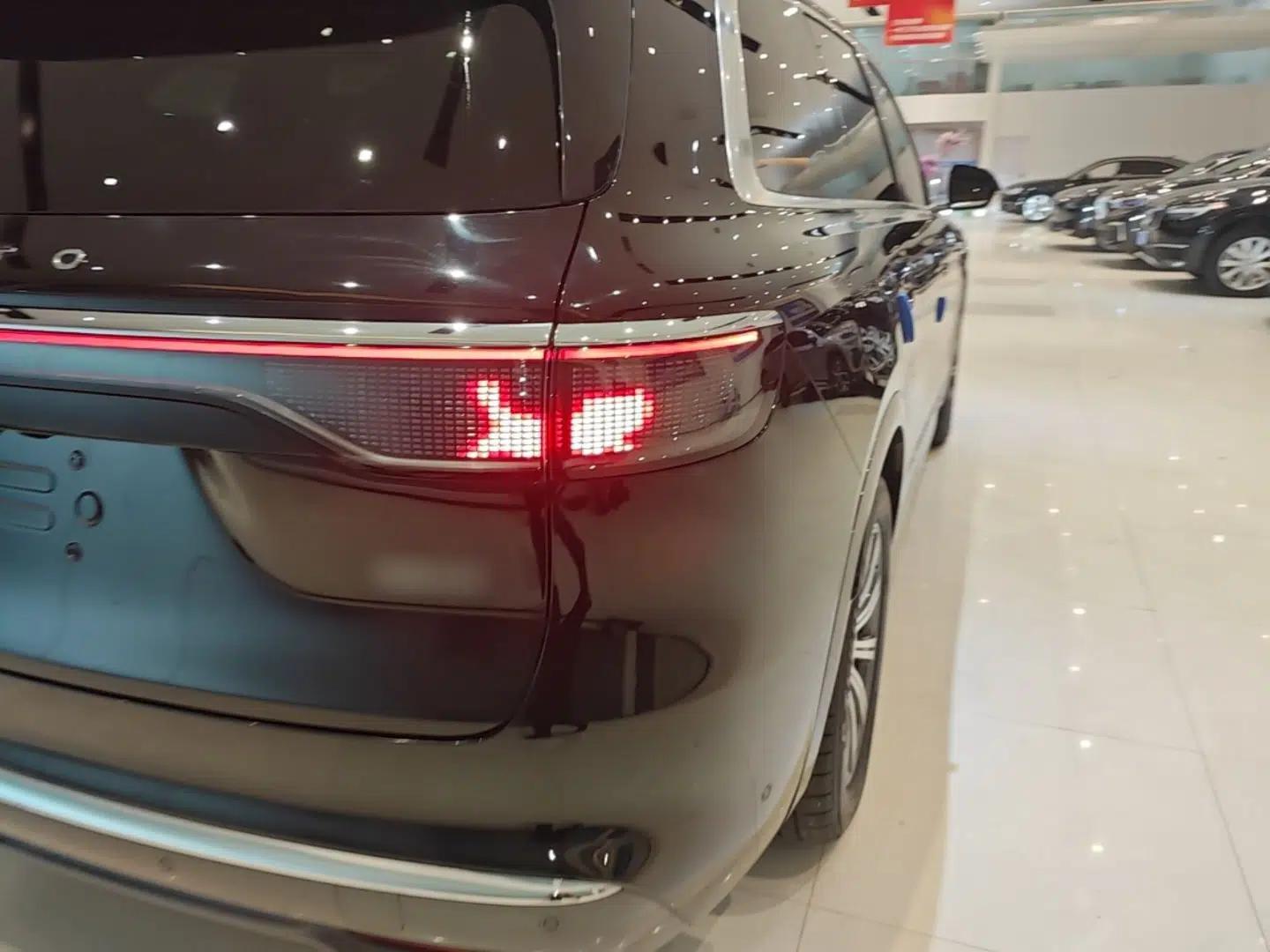 Hima AITO M8 2025 Extended-Range Max+ Version 53.4 kWh 6-Seater Edition — миниатюра 7