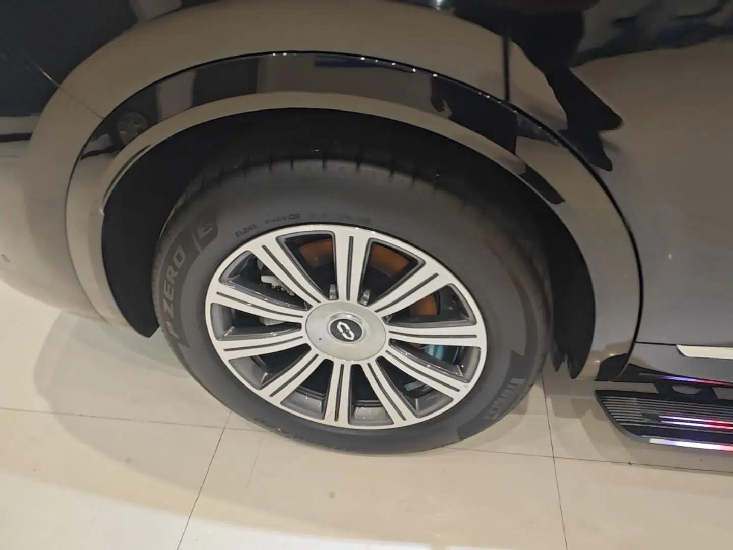 Hima AITO M8 2025 Extended-Range Max+ Version 53.4 kWh 6-Seater Edition — миниатюра 10