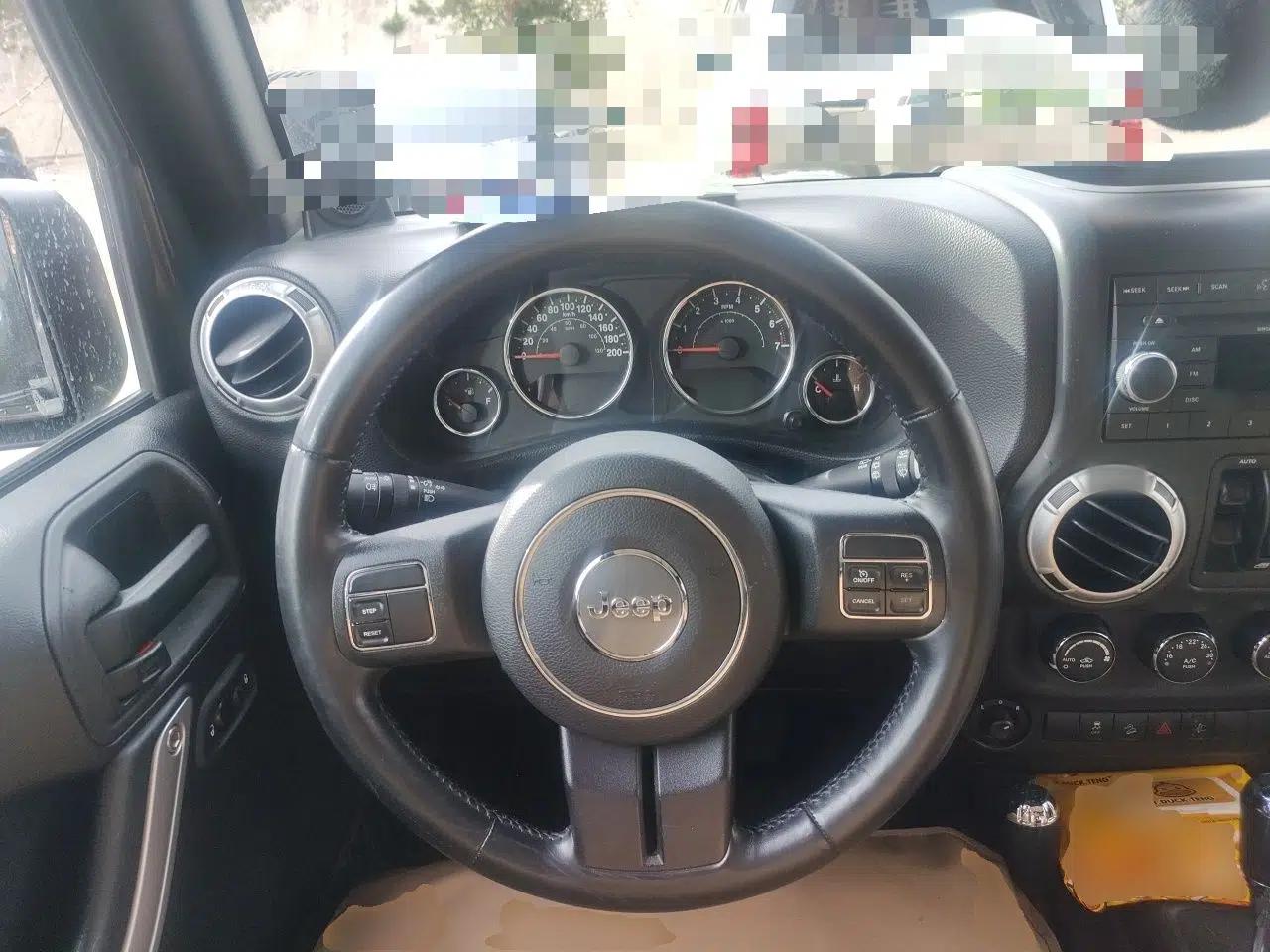 Jeep Wrangler 2014 3.0L Sahara Four-Door Edition — миниатюра 11