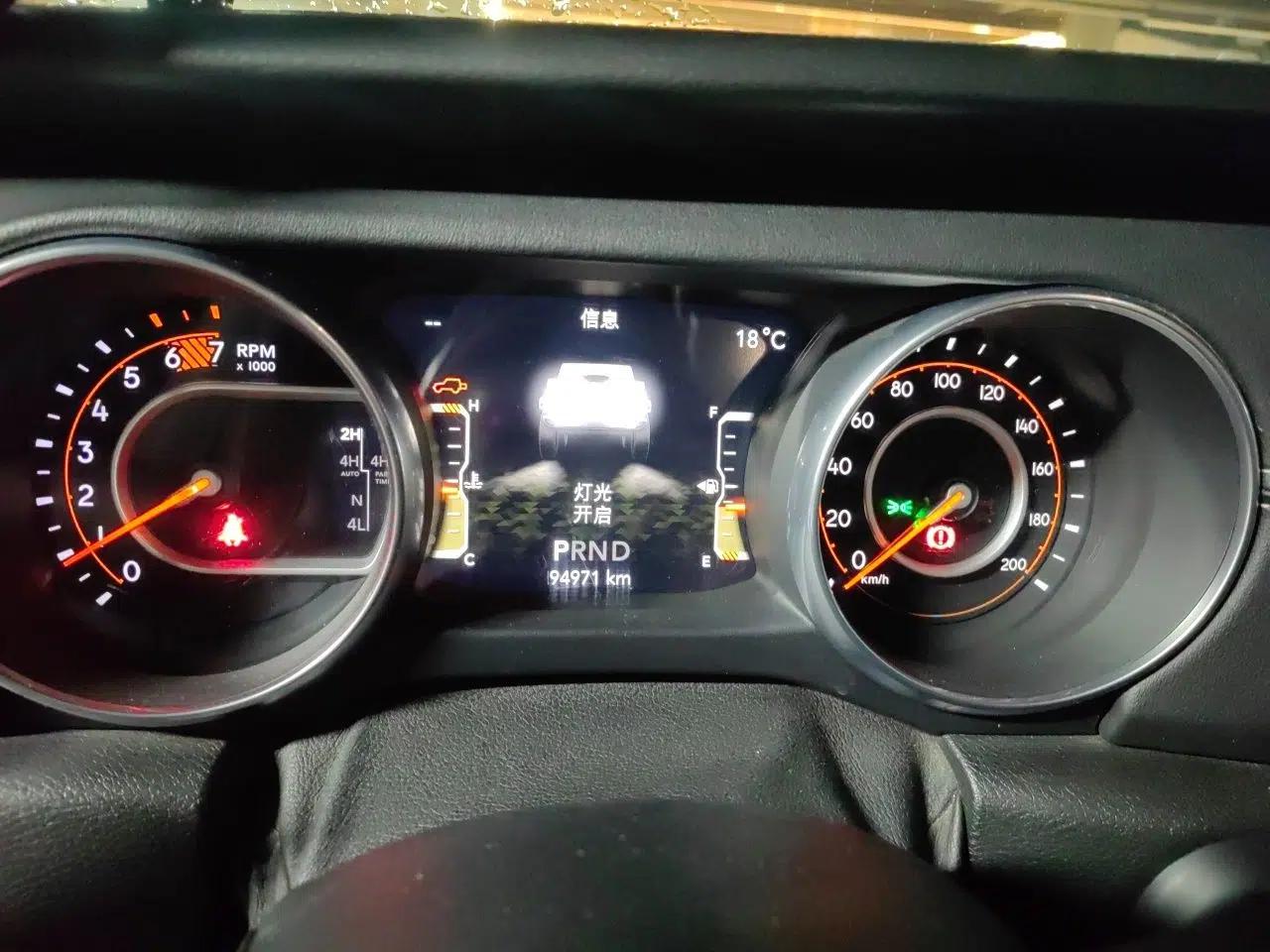 Jeep Wrangler 2018 2.0T Sahara Four-Door Edition — миниатюра 12