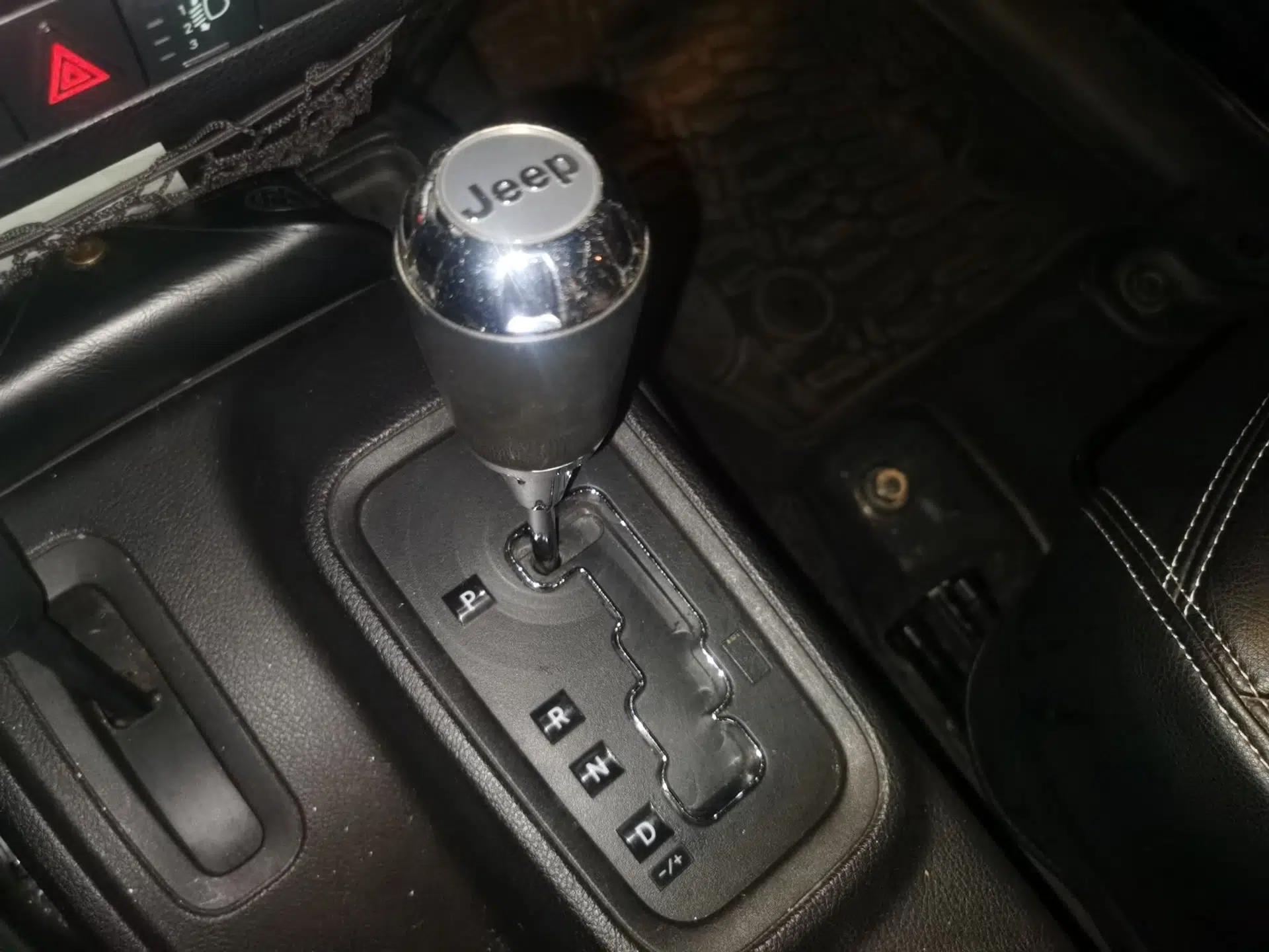 Jeep Wrangler 2015 2.8TD Sahara Four-Door Comfort Edition — миниатюра 15