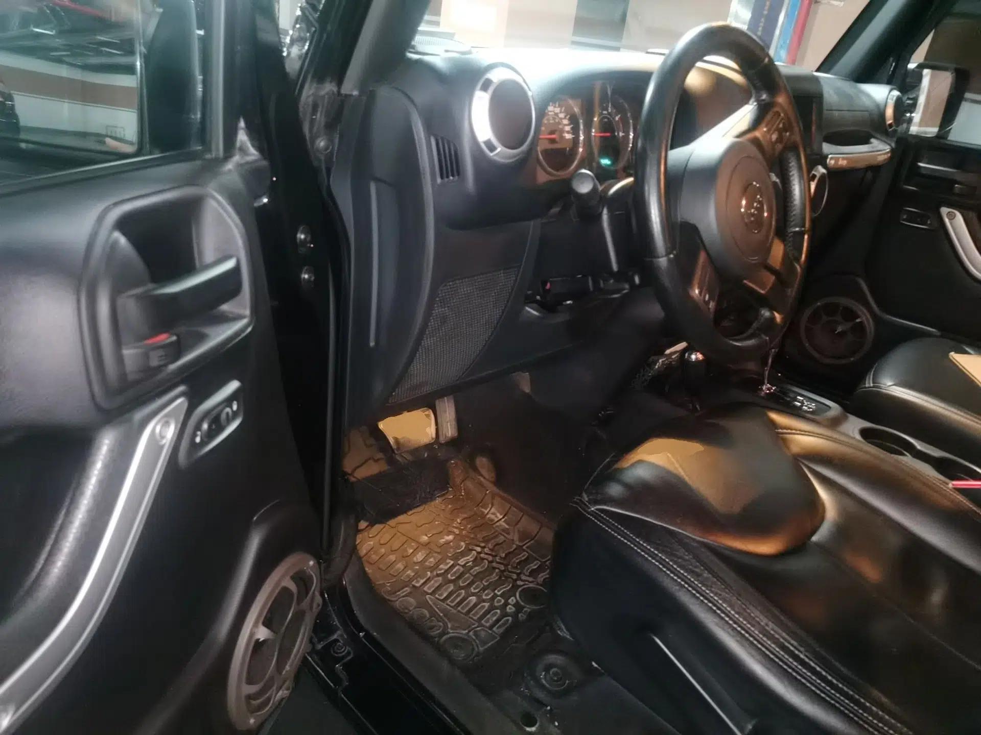 Jeep Wrangler 2015 2.8TD Sahara Four-Door Comfort Edition — миниатюра 17