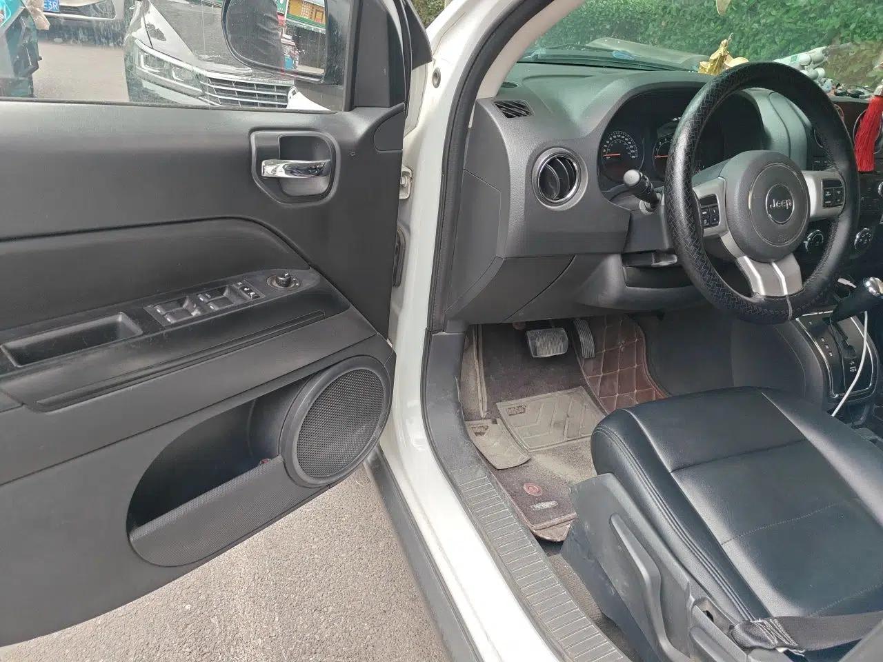 Jeep Compass 2013 2.0L two-wheel drive sport version — миниатюра 17