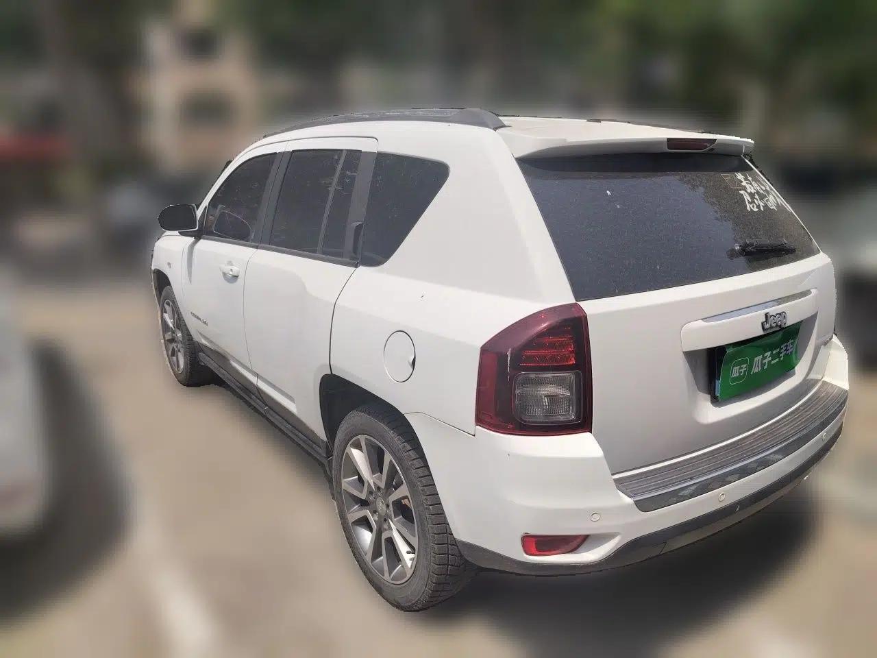 Jeep Compass 2014 Revised Version 2.0L Two-Wheel Drive Elite Edition — миниатюра 4