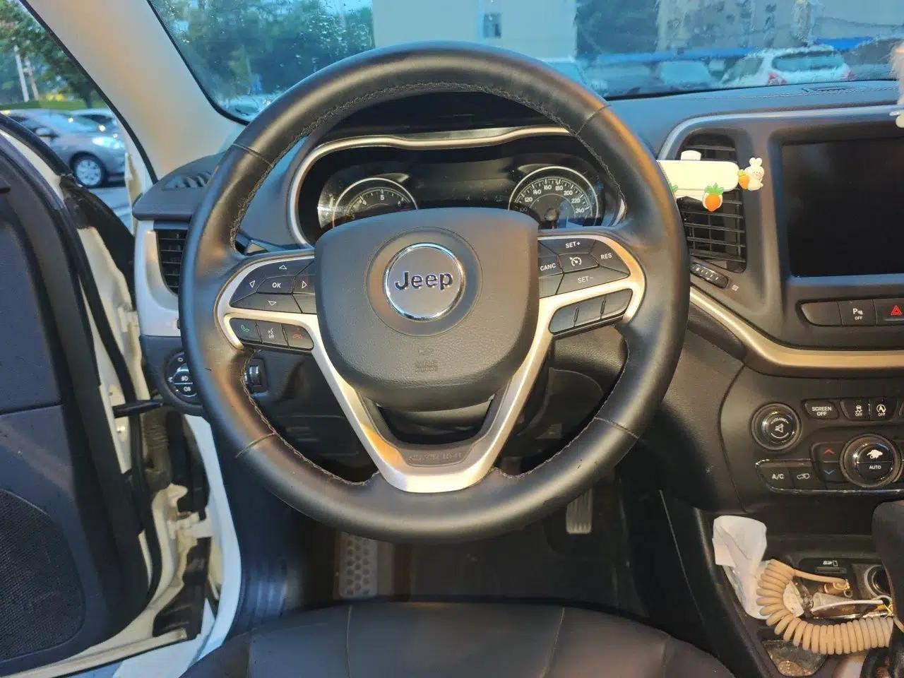 Jeep Cherokee 2016 2.4L Leading Edition — миниатюра 11