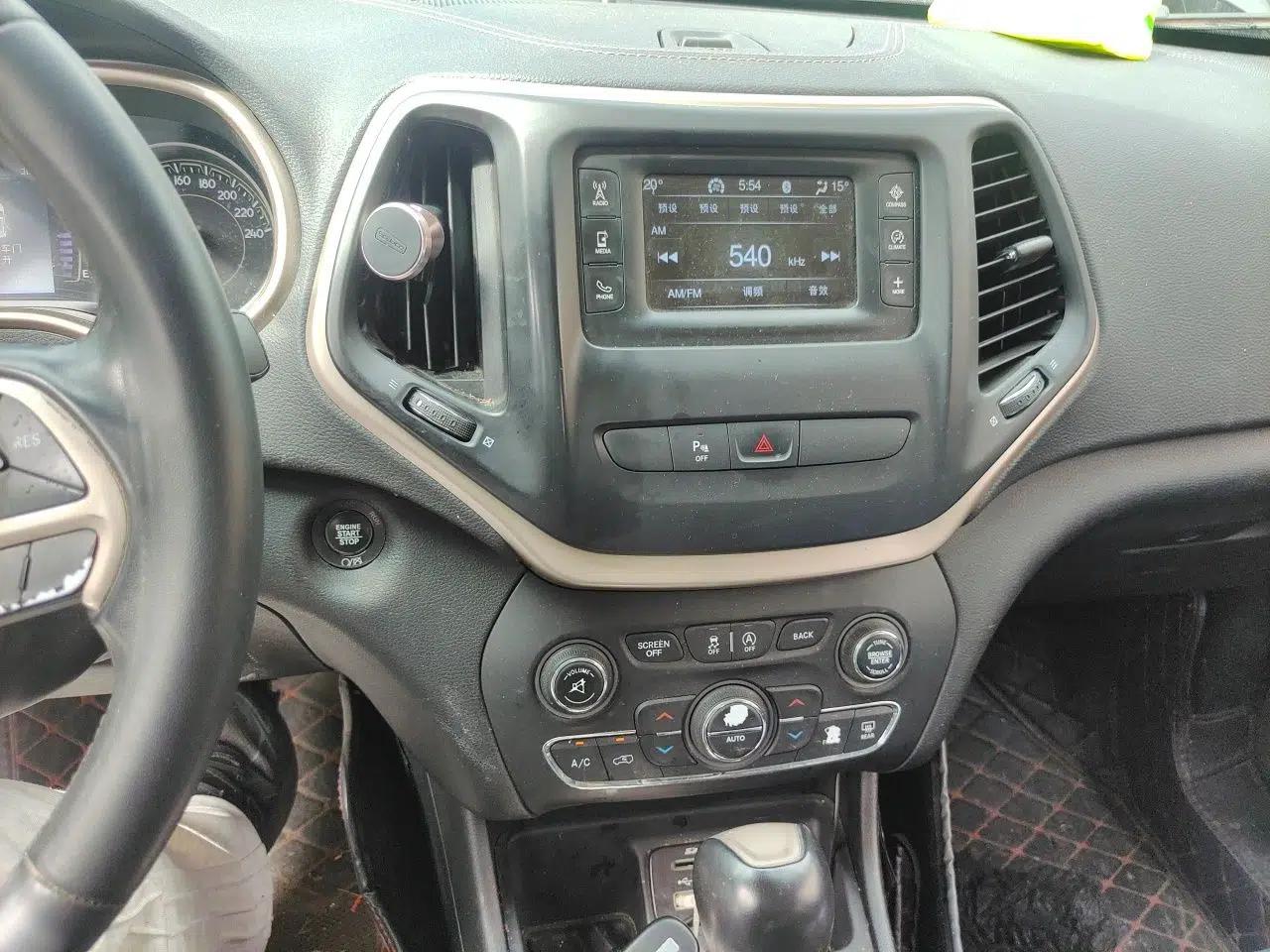 Jeep Cherokee 2016 2.4L Leading Edition — миниатюра 14