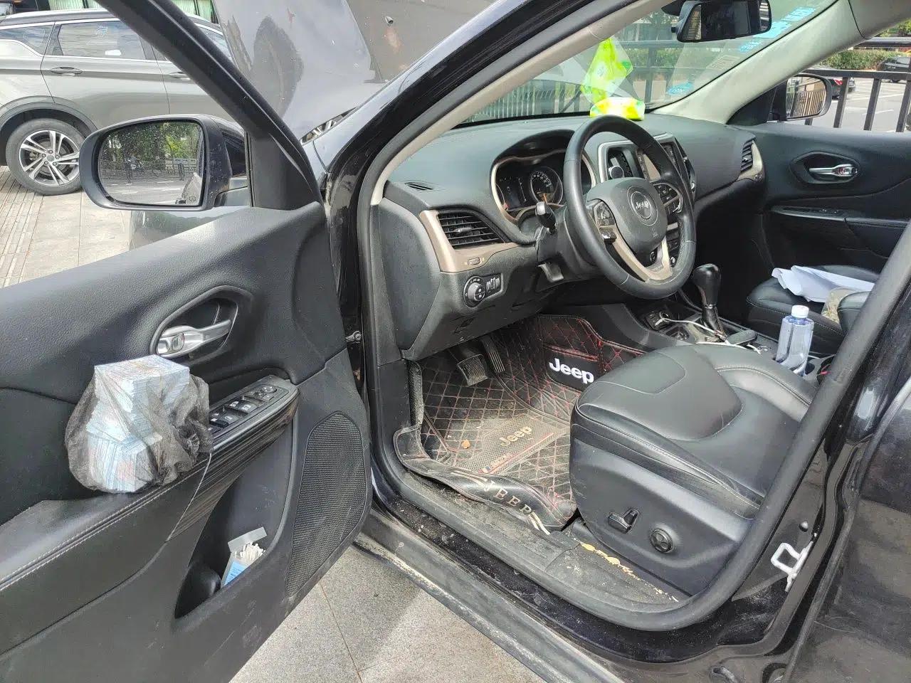 Jeep Cherokee 2016 2.4L Leading Edition — миниатюра 17