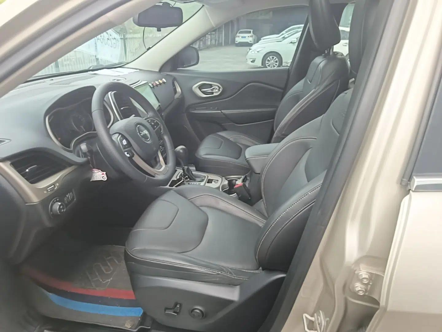 Jeep Cherokee 2016 2.4L Leading Edition — миниатюра 18