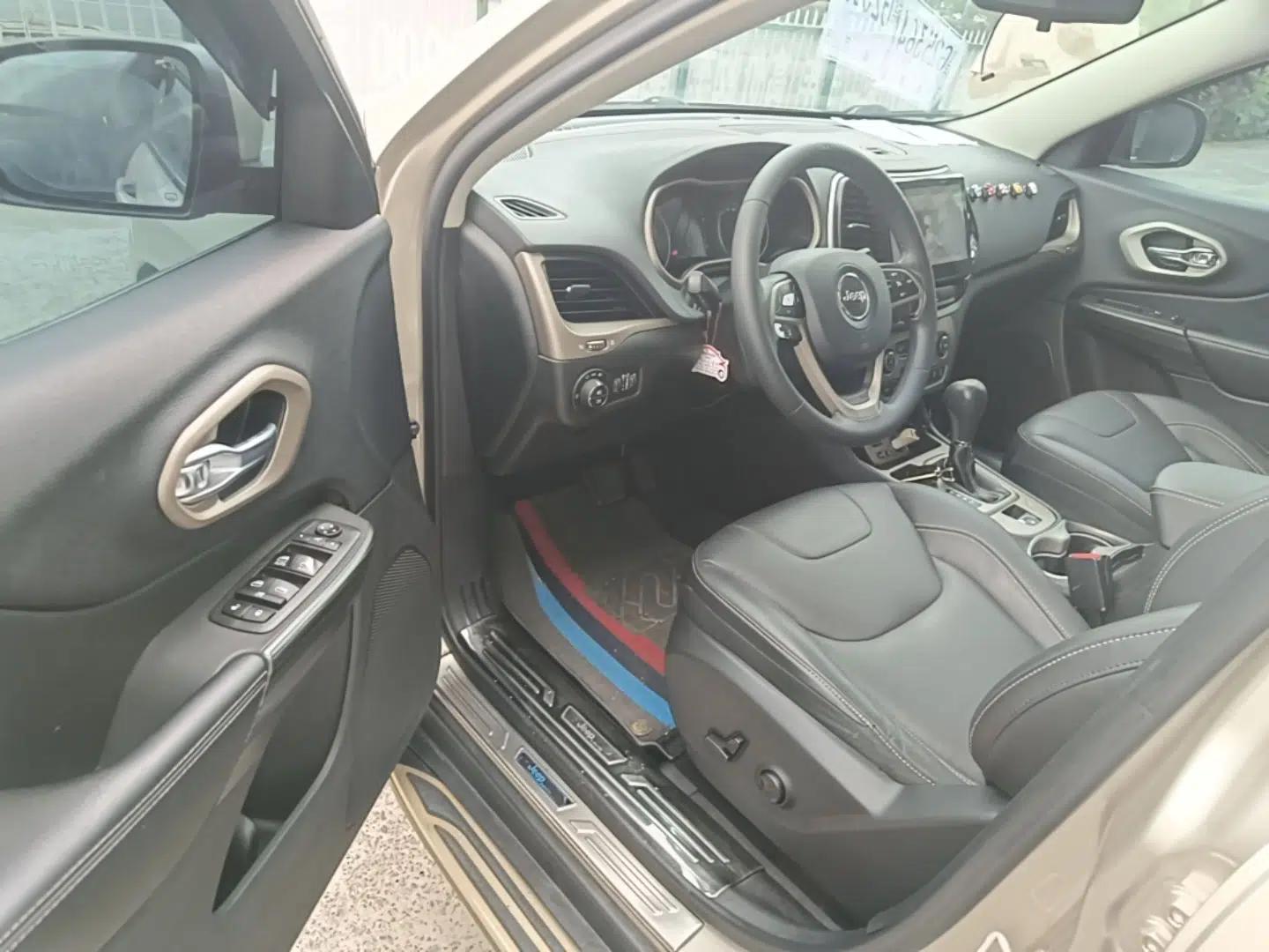 Jeep Cherokee 2016 2.4L Leading Edition — миниатюра 19