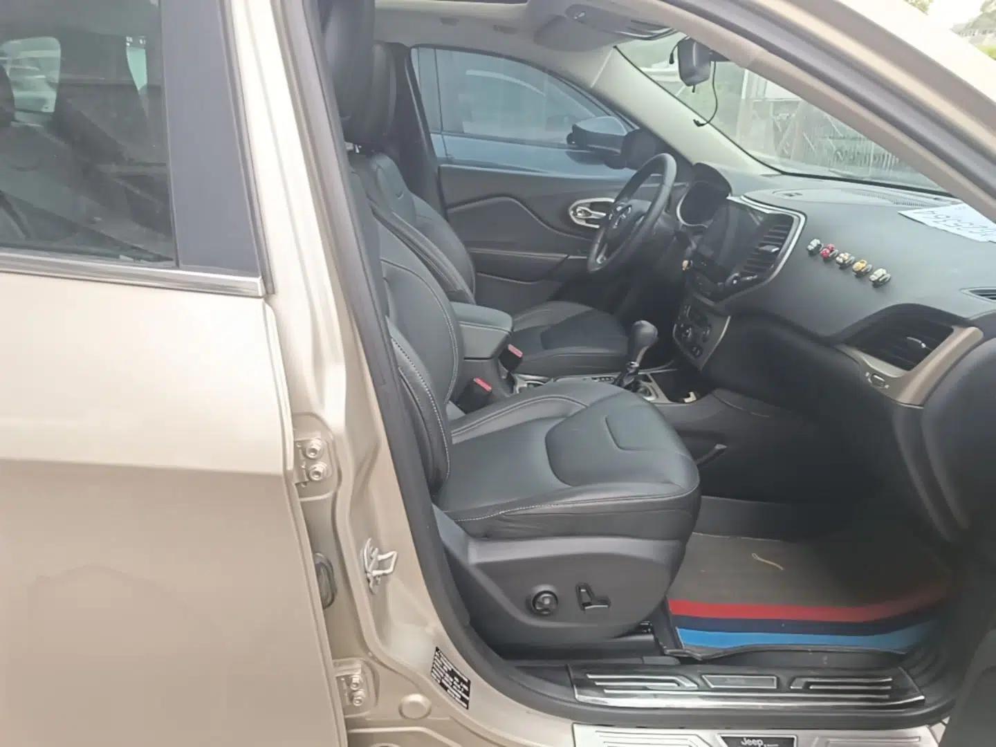 Jeep Cherokee 2016 2.4L Leading Edition — миниатюра 23
