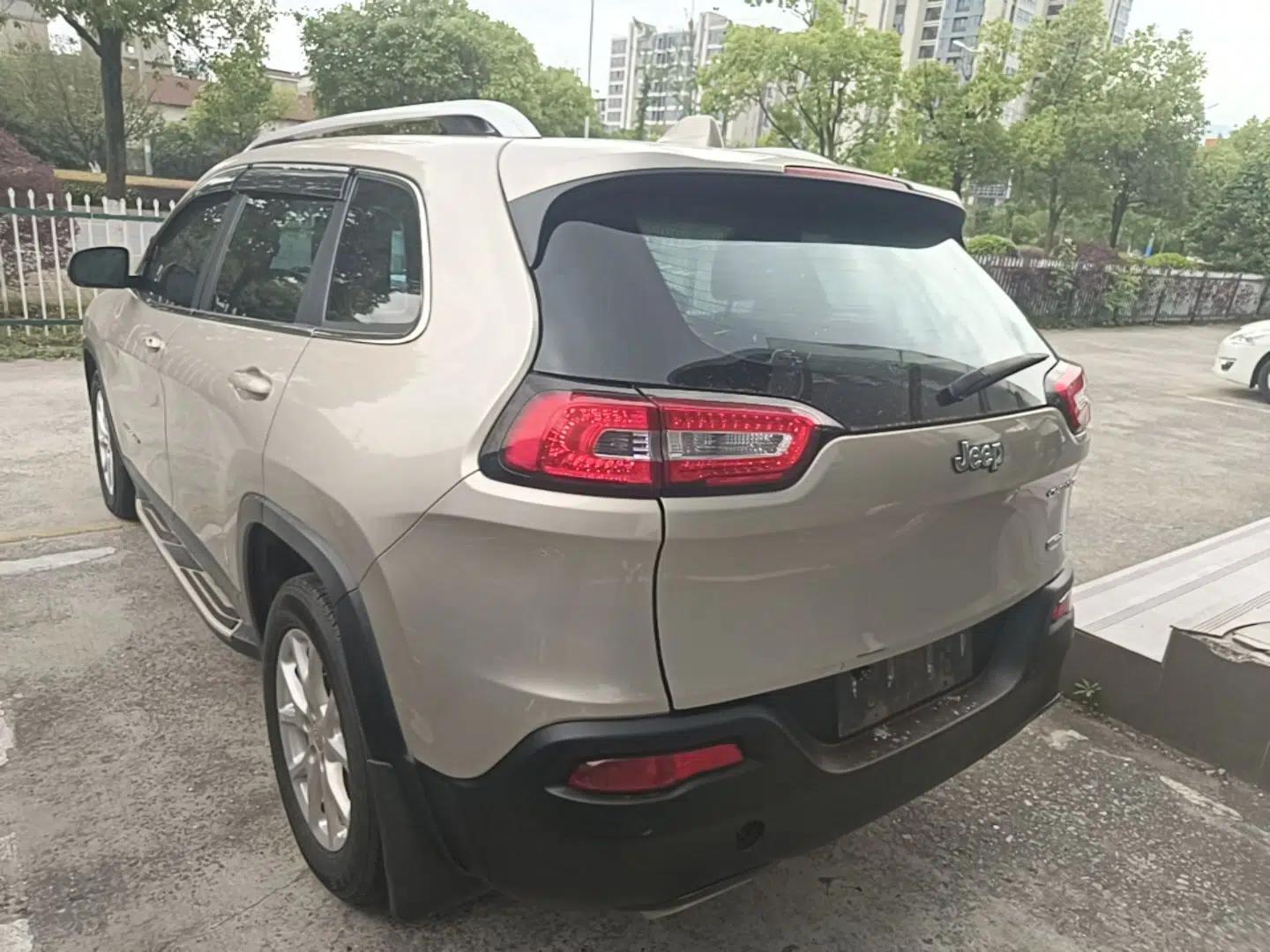 Jeep Cherokee 2016 2.4L Leading Edition — миниатюра 4
