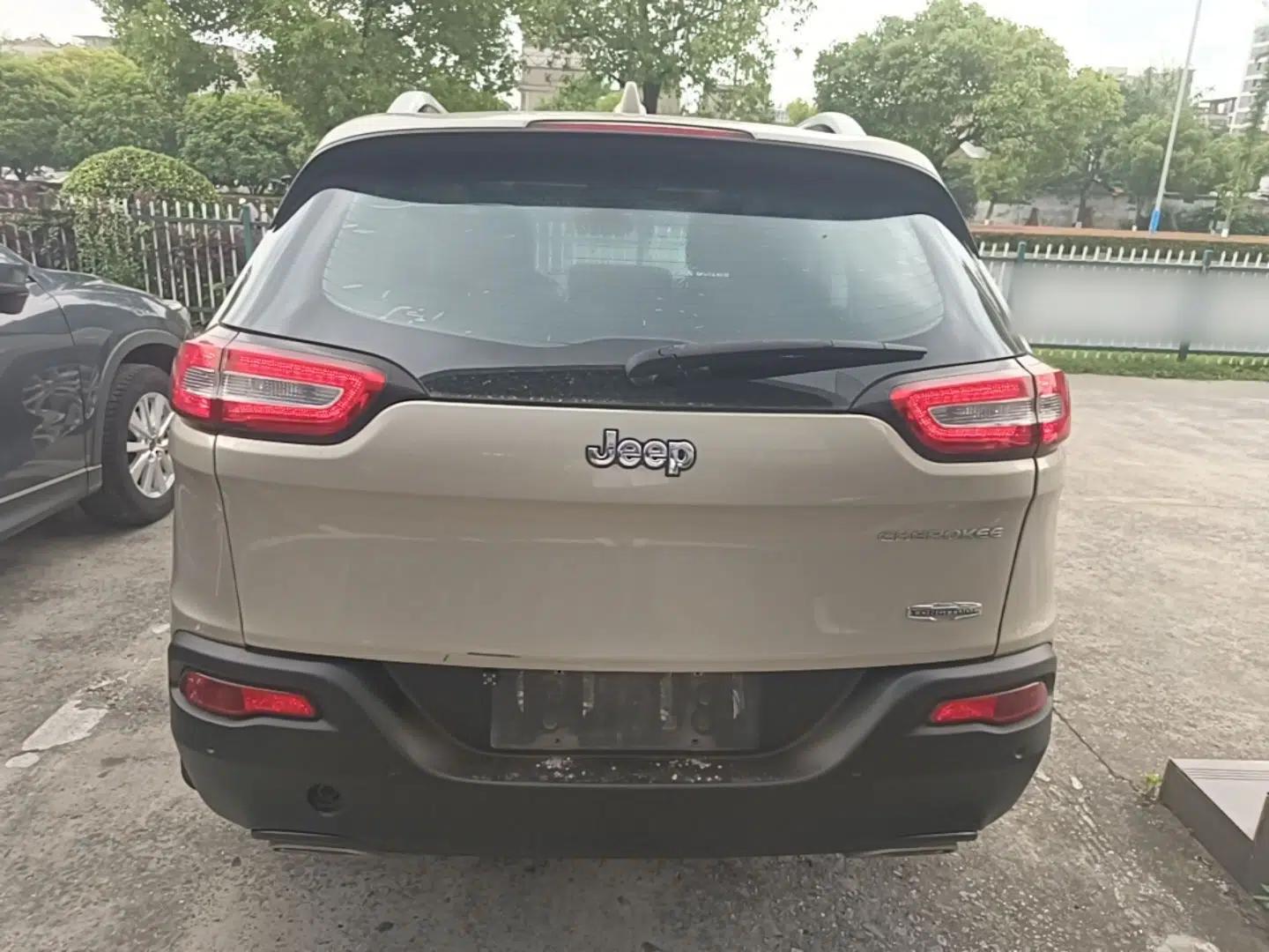 Jeep Cherokee 2016 2.4L Leading Edition — миниатюра 5