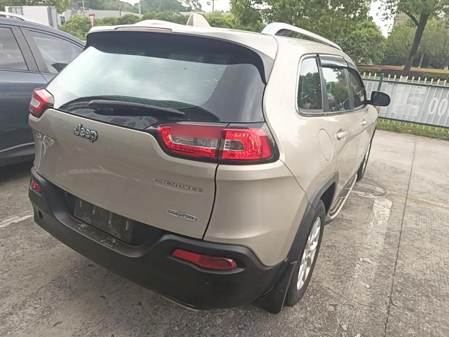Jeep Cherokee 2016 2.4L Leading Edition — миниатюра 6
