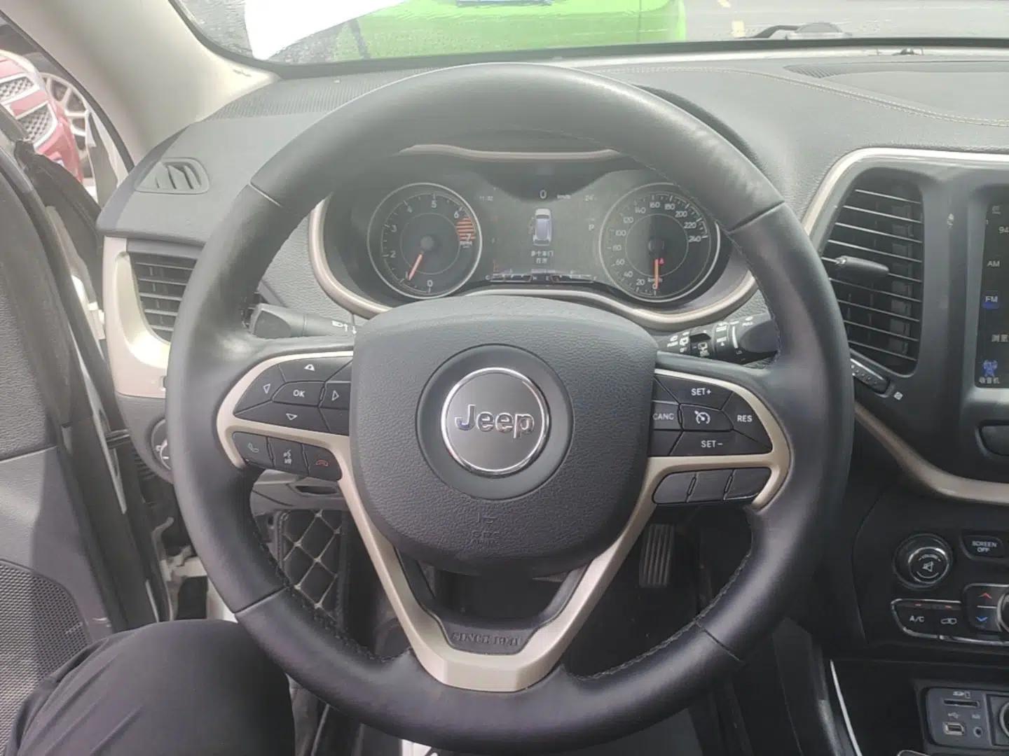 Jeep Cherokee 2017 2.0L Superior Edition — миниатюра 13