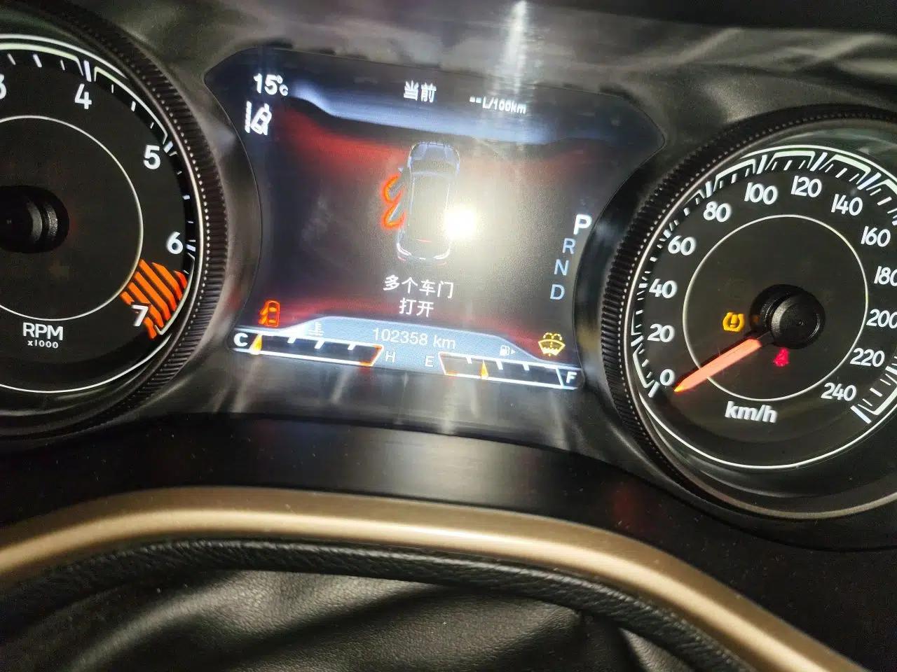 Jeep Cherokee 2014 2.4L Luxury Edition — миниатюра 13