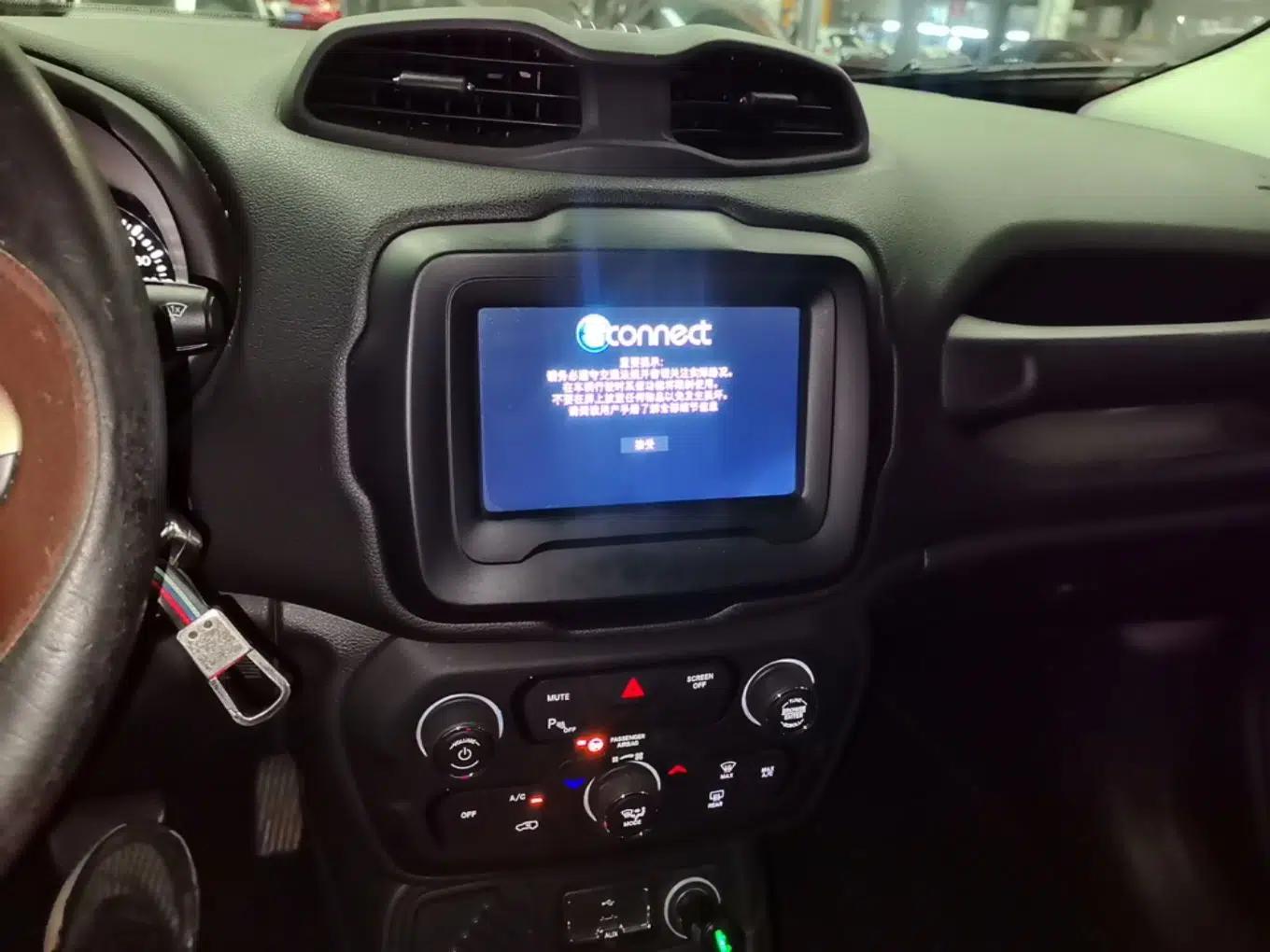 Jeep Renegade 2018 Connected Large Screen Version 180T Automatic High-Energy Edition — миниатюра 15