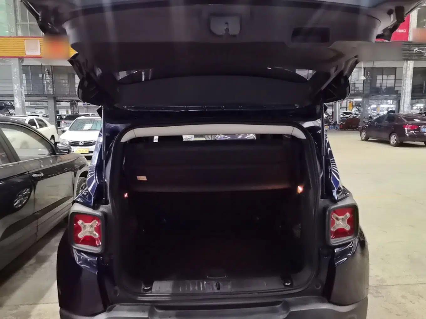 Jeep Renegade 2018 Connected Large Screen Version 180T Automatic High-Energy Edition — миниатюра 19