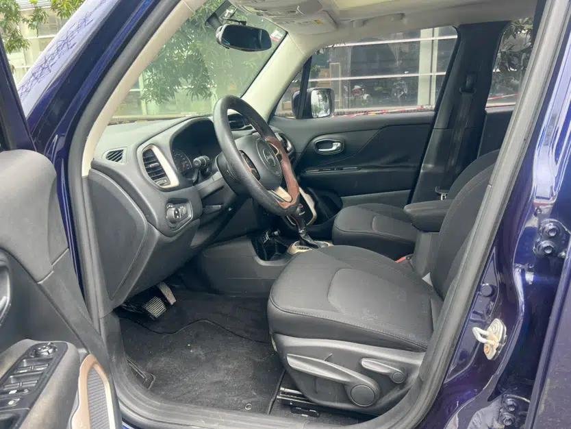Jeep Renegade 2018 Connected Large Screen Version 180T Automatic High-Energy Edition — миниатюра 22