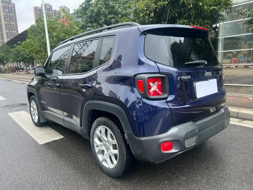 Jeep Renegade 2018 Connected Large Screen Version 180T Automatic High-Energy Edition — миниатюра 10