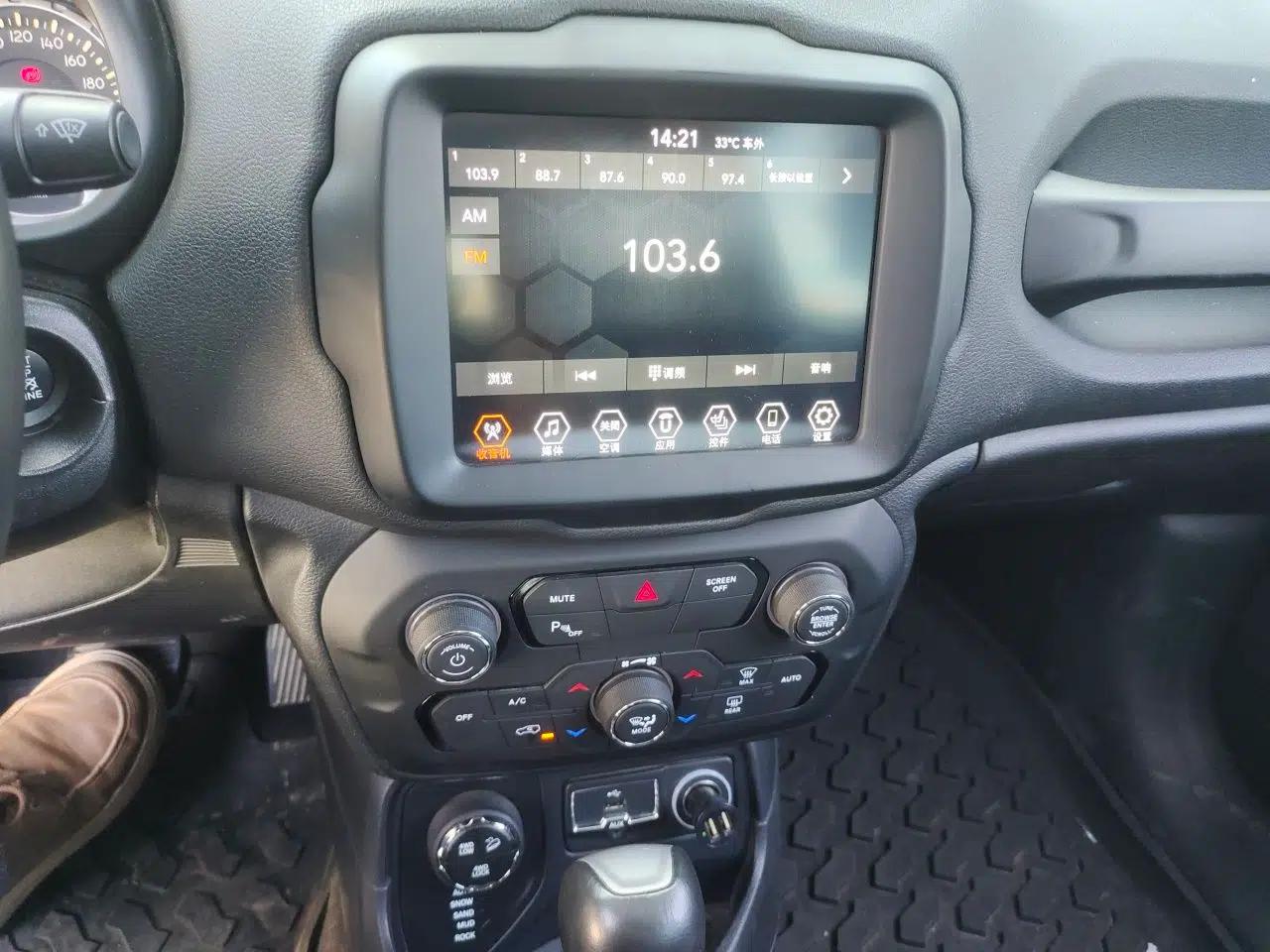 Jeep Renegade 2018 Connected Large Screen Version 180TS Automatic Four-Wheel Drive All-Terrain Version — миниатюра 14
