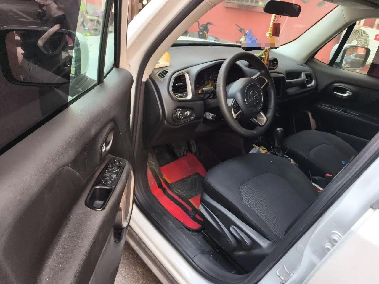 Jeep Renegade 2018 Connected Large Screen Version 180T Automatic High-Energy Edition — миниатюра 17