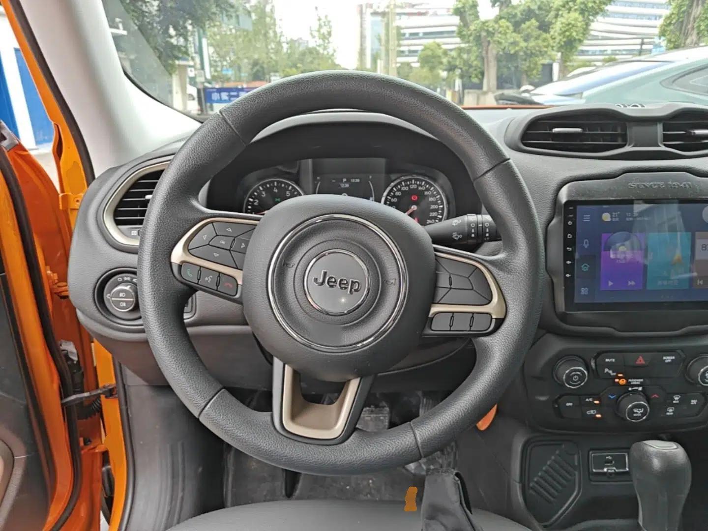 Jeep Renegade 2018 Connected Large Screen Version 180T Automatic High-Energy Edition — миниатюра 13