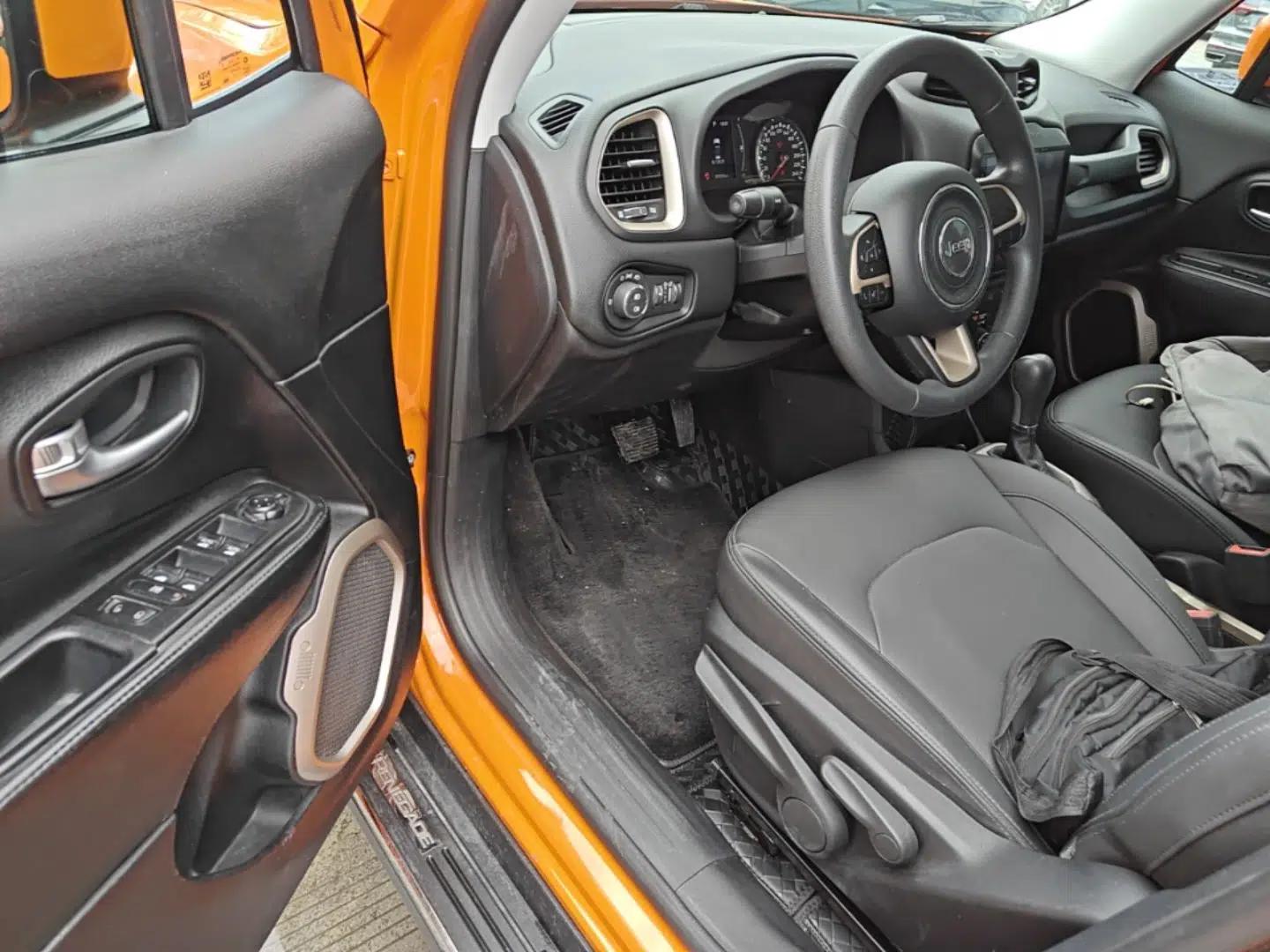Jeep Renegade 2018 Connected Large Screen Version 180T Automatic High-Energy Edition — миниатюра 18