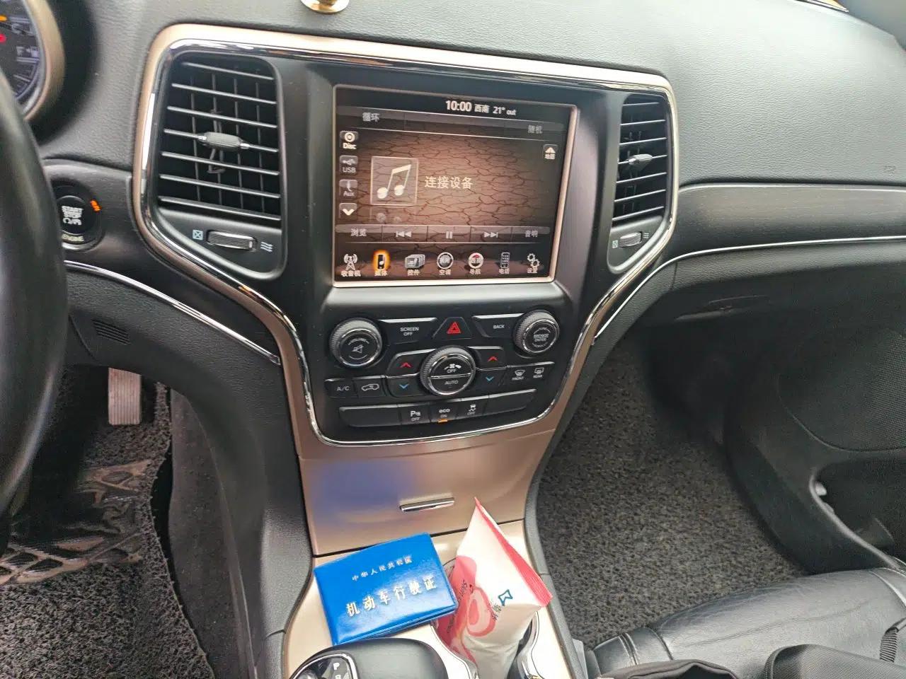 Jeep Grand Cherokee 2014 3.0L Comfort Navigation Edition — миниатюра 14