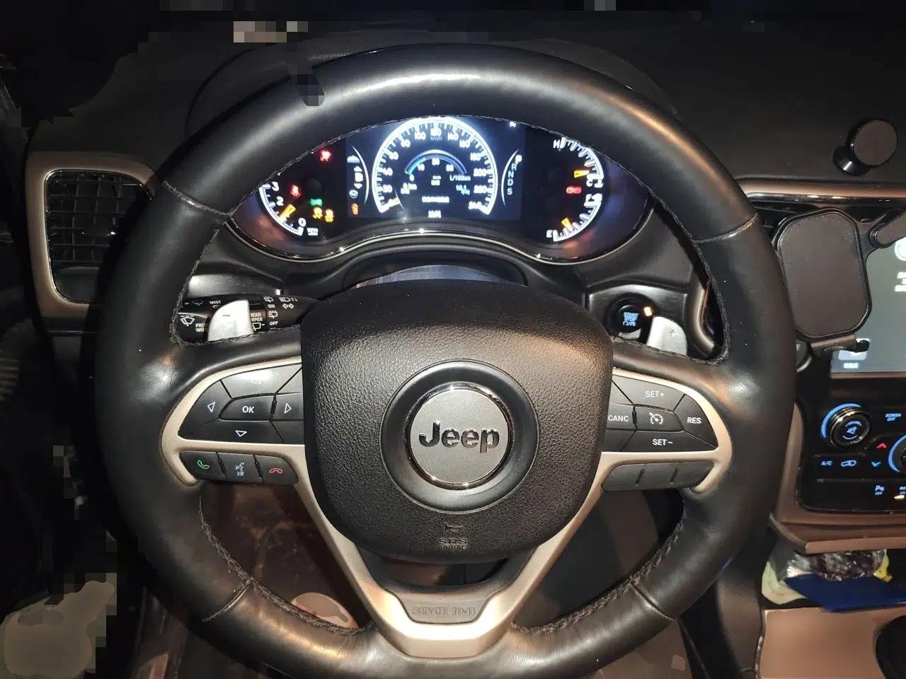 Jeep Grand Cherokee 2014 3.0L Comfort Navigation Edition — миниатюра 11