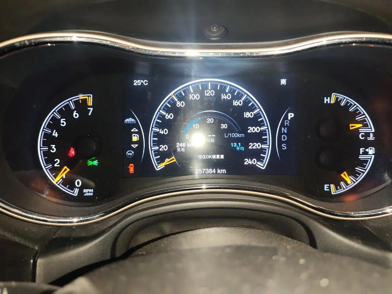 Jeep Grand Cherokee 2014 3.0L Comfort Navigation Edition — миниатюра 12