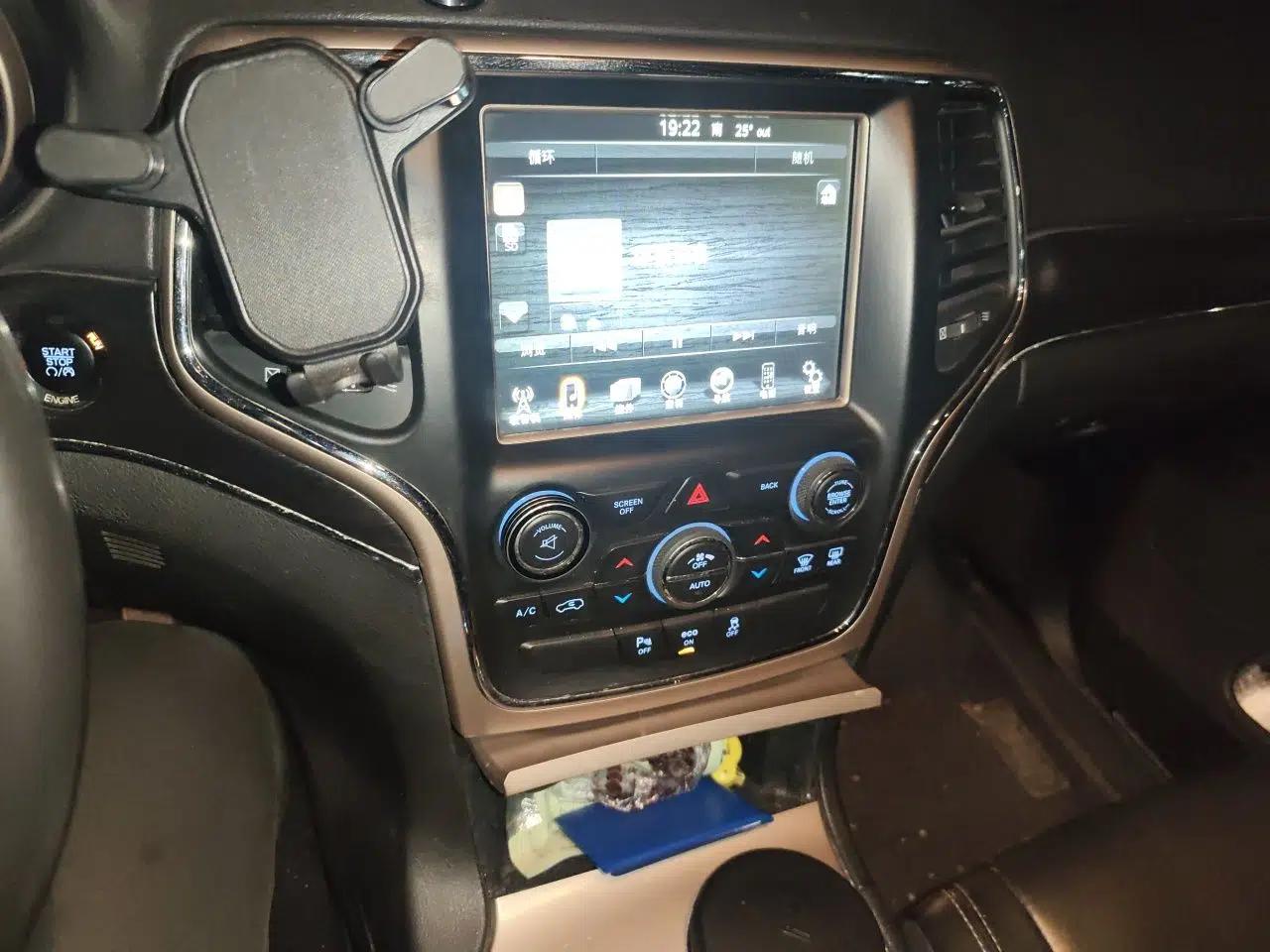 Jeep Grand Cherokee 2014 3.0L Comfort Navigation Edition — миниатюра 14